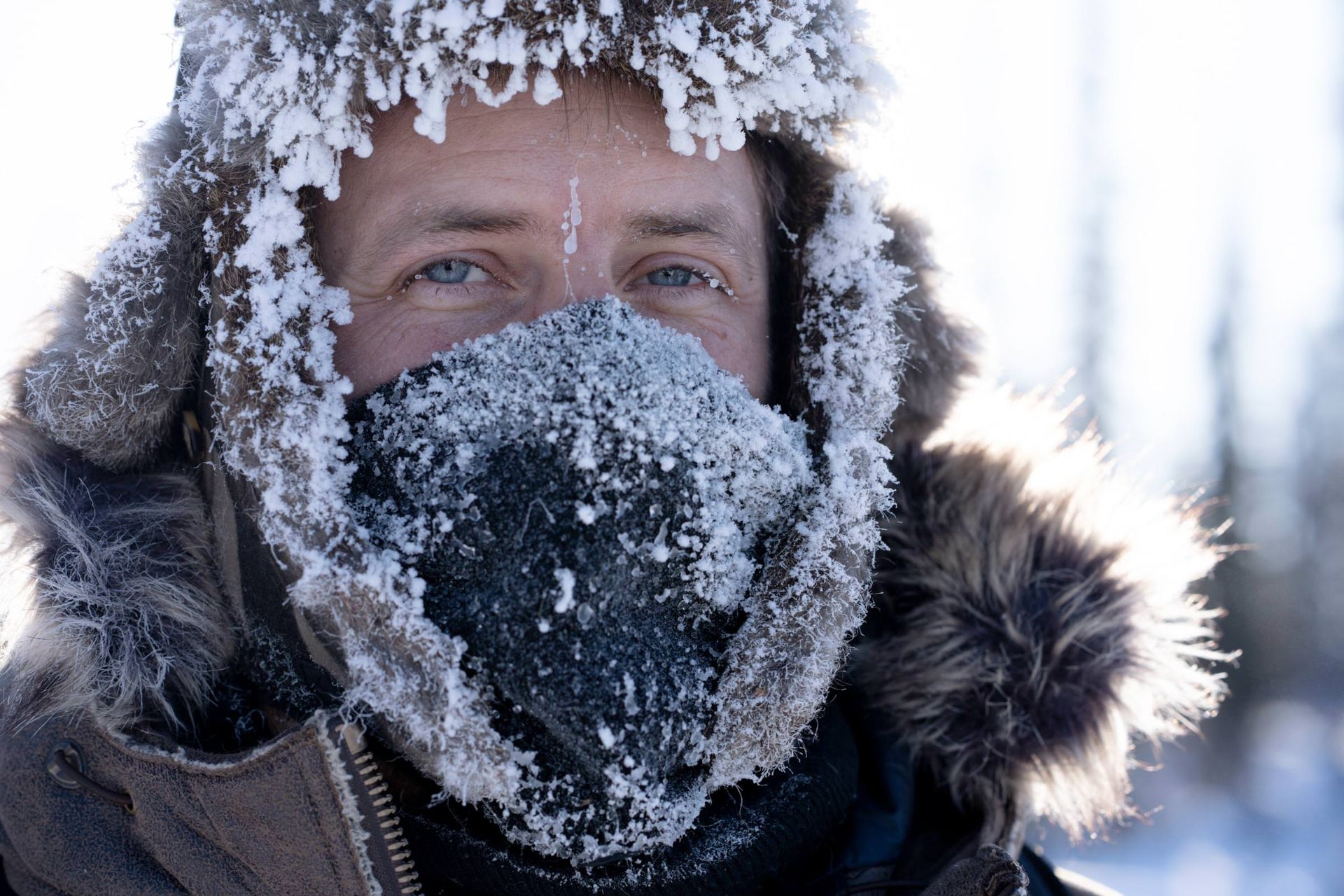 چهره یخ‌زده کوهنورد از نمای نزدیک