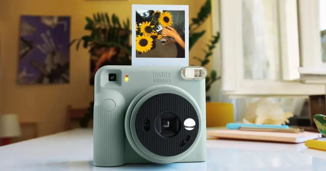 دوربین چاپ فوری اسکوئر ۲ (Instax Square 2) فوجی‌فیلم با یک عکس خروجی