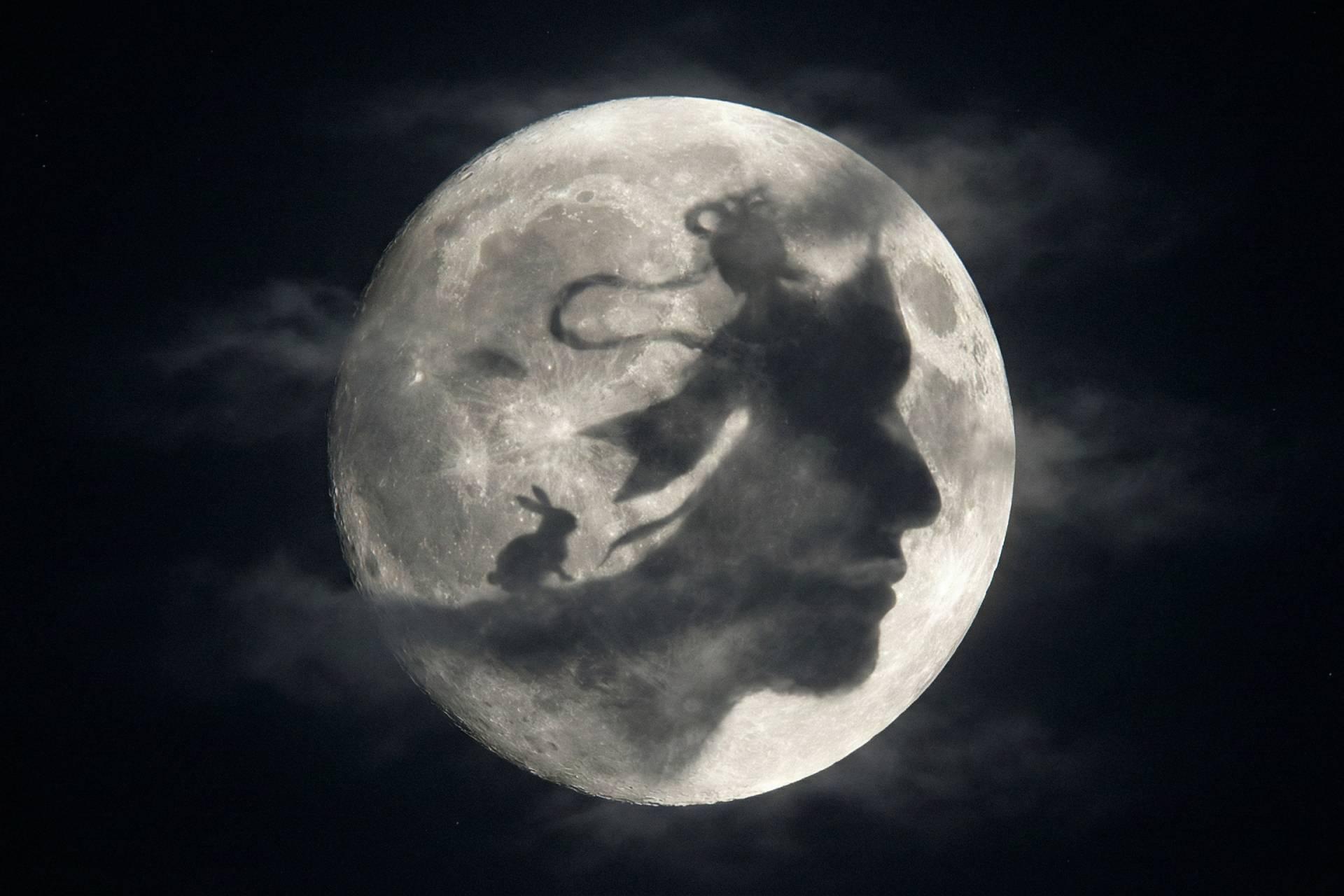 ماه کامل در تاریکی، با ابرهای نازک جوی که کمی آن را پوشانده‌اند و به طور نامحسوسی شکل یک انسان را روی ماه تشکیل می‌دهند، معروف به «الهه چانگ» که به همراه یو تو، یک خرگوش ماه، در کنار هم قرار گرفته‌اند.