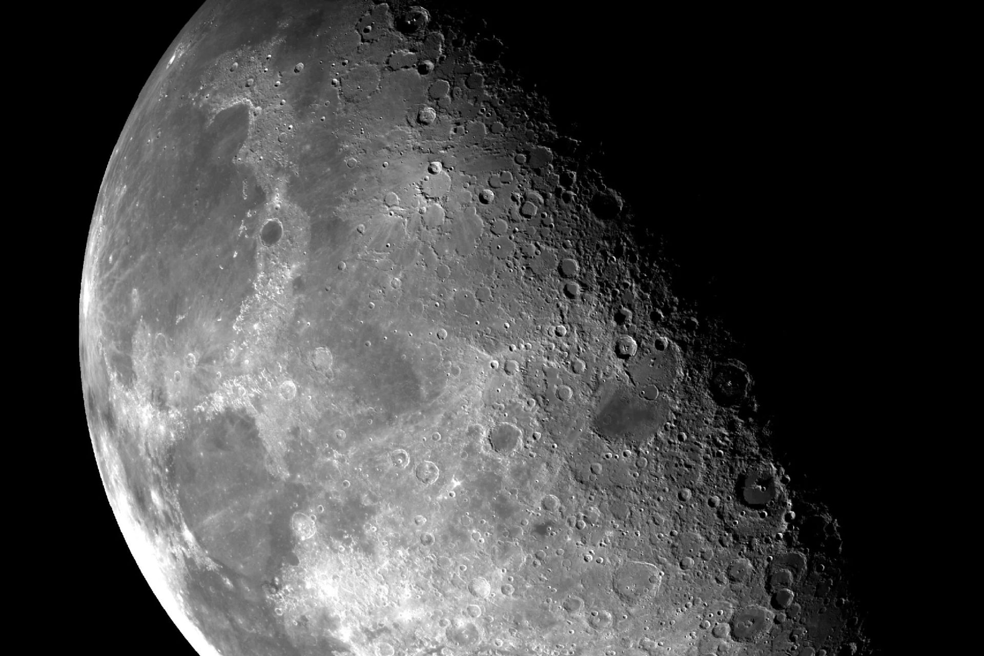 عکس کلوزآپ سطح کره ماه