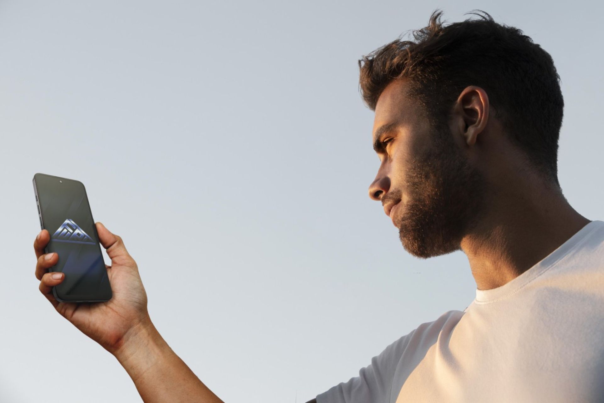 گوشی Furilabs FLX1s در دست مرد جوان