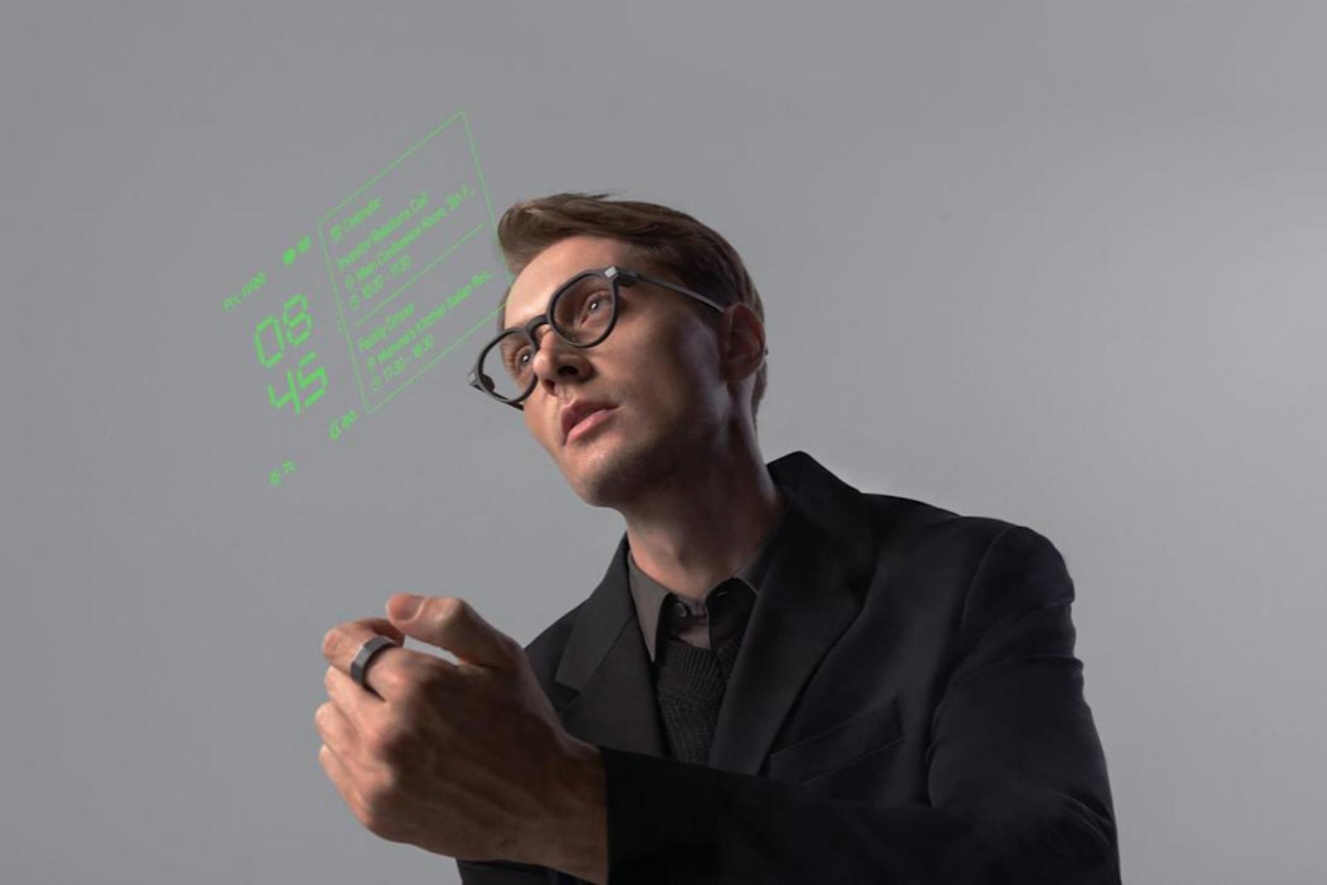 مرد جوان درحال استفاده از عینک هوشمند G2 و حلقه‌ی هوشمند R1 