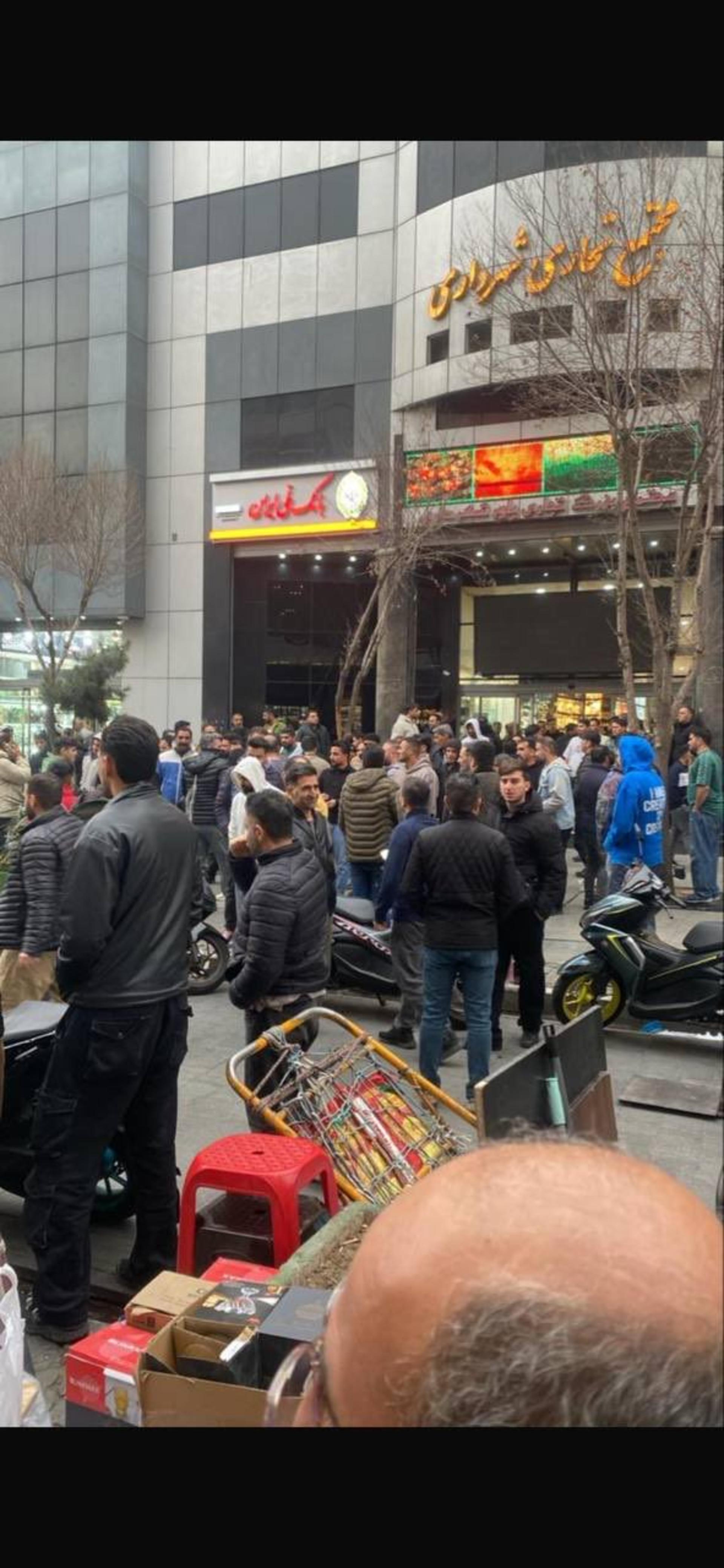 تصویر اعتراض کسبه بازار موبایل منتشرشده توسط یک کاربر در فضای مجازی