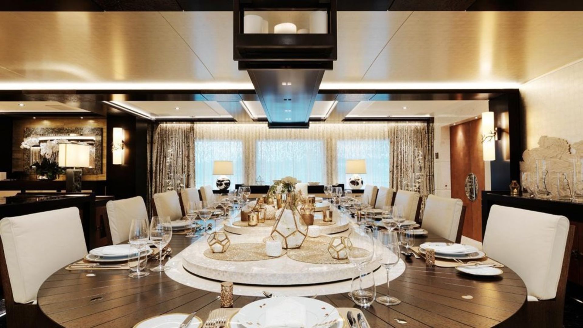 نمای داخل قایق Leviathan سالن غذاخوری