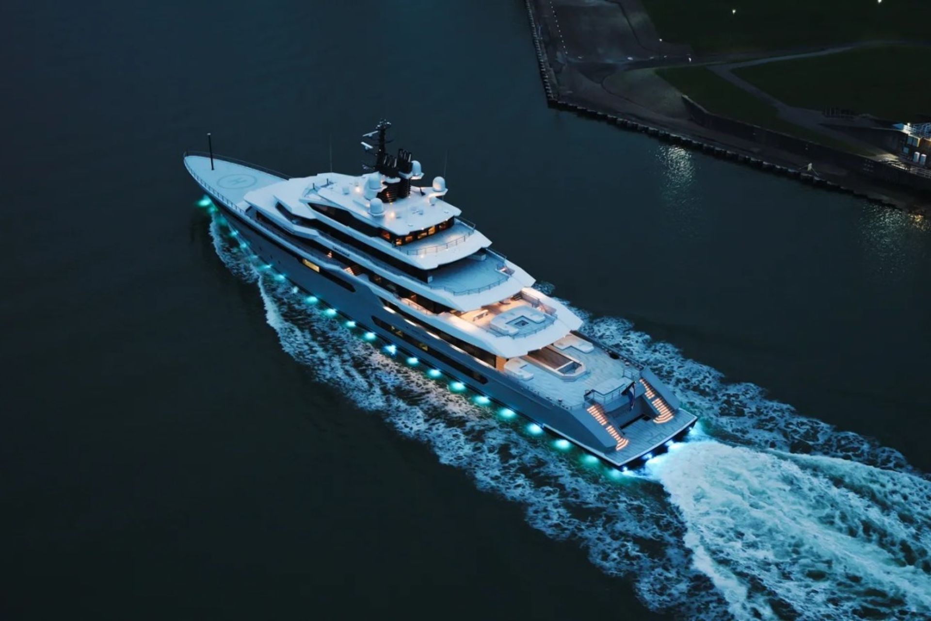 نمای بالای قایق Leviathan روی آب