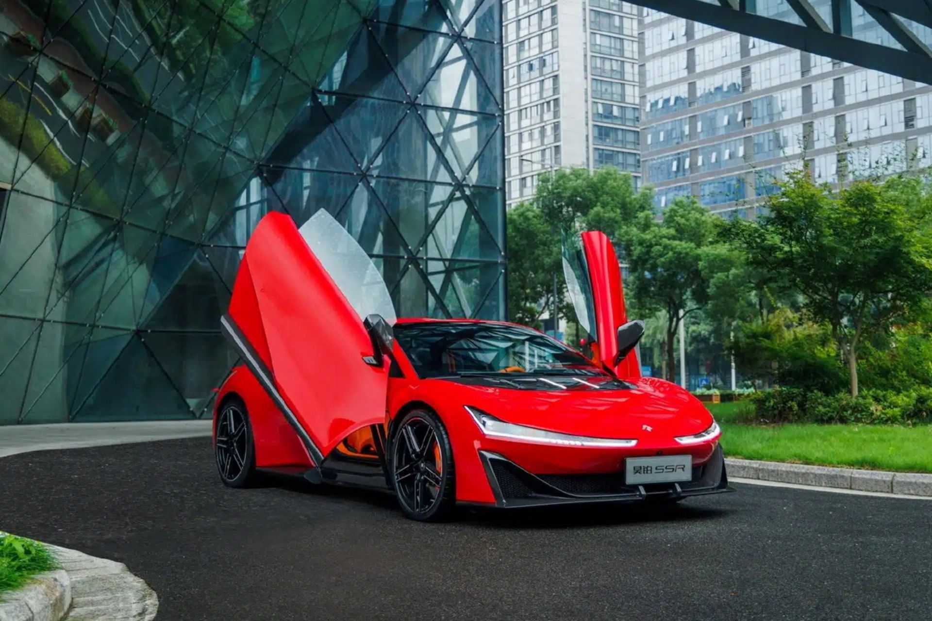 ابرخودرو Hyper SSR از برند Gac  با درهایی که از بالا باز می شوند