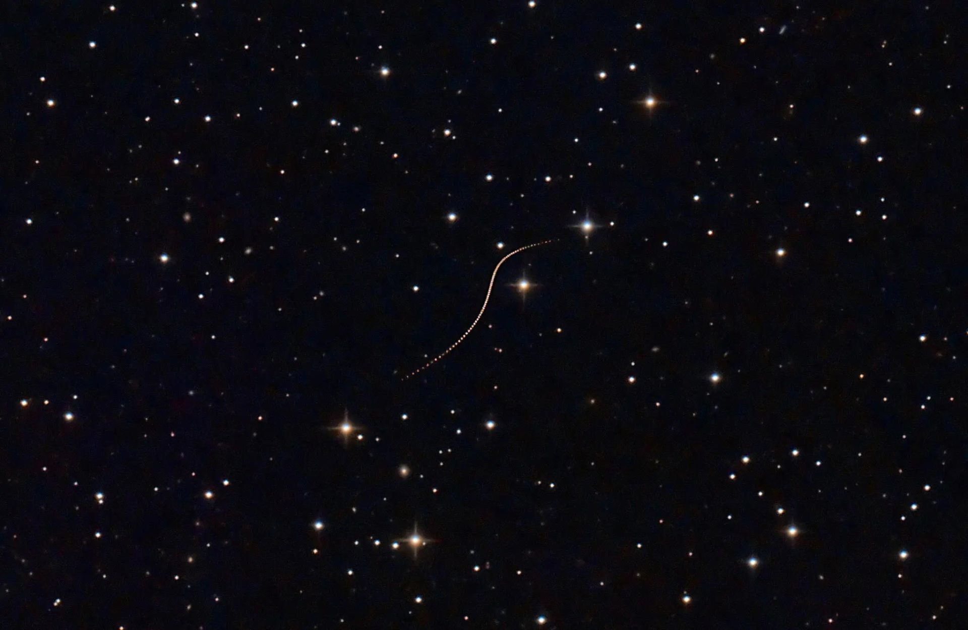 ثبت تصویر گایا به شکل رگه‌ای از نور در آسمان شب