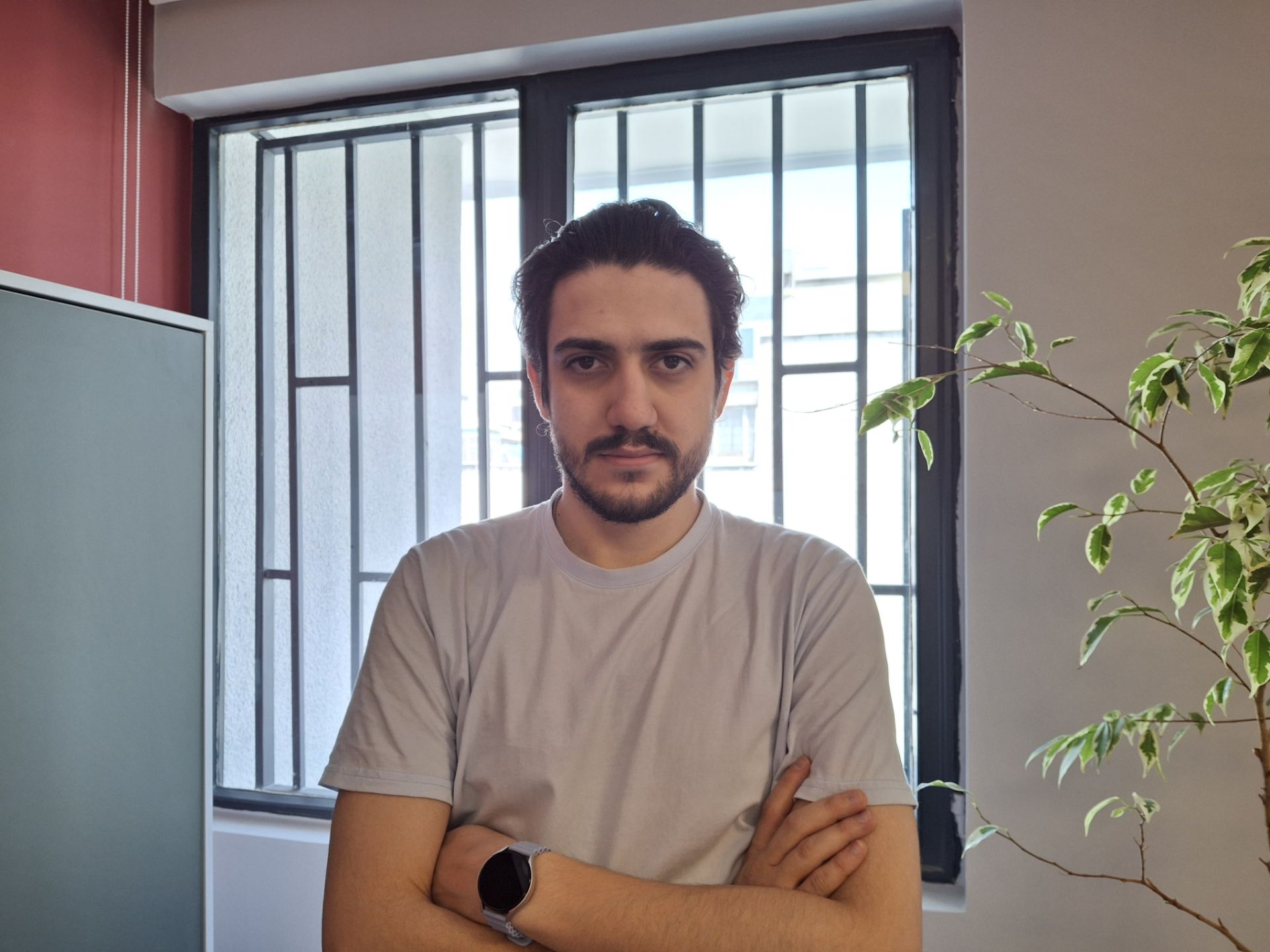 عکس هادی غنی‌زادگان در دفتر زومیت