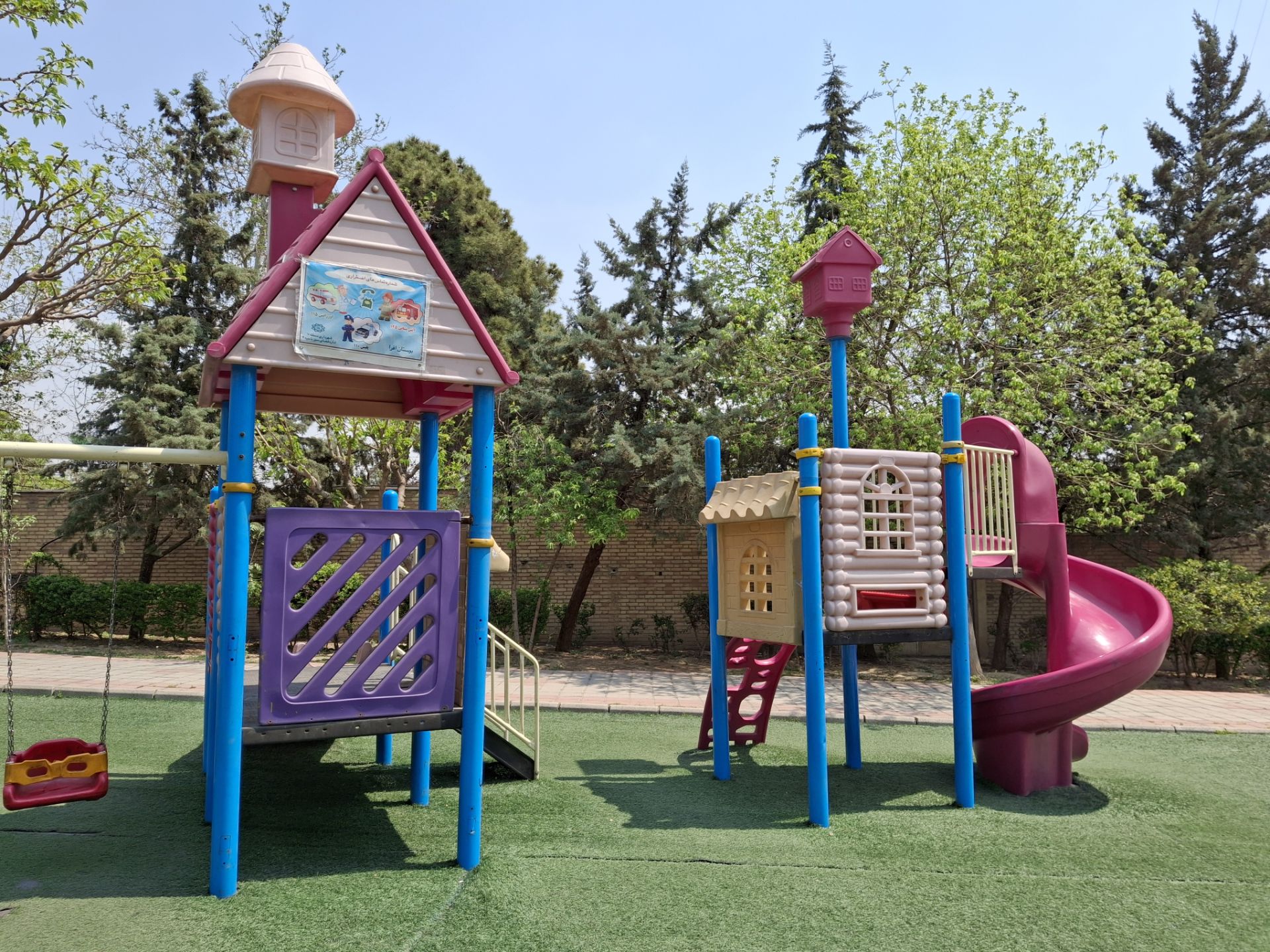 عکس تاب و سرسره کودکان در پارک بازی