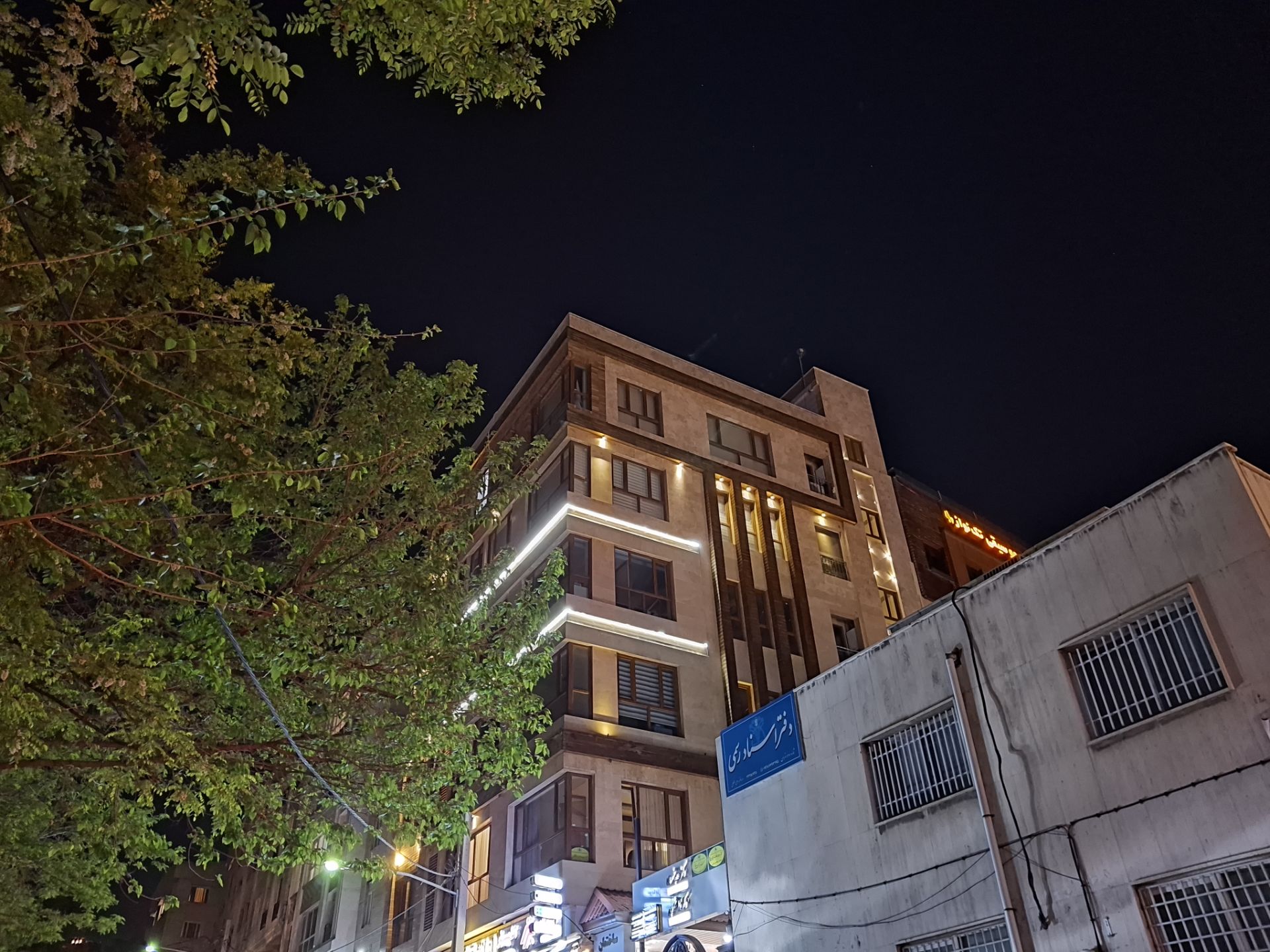 نمای یک ساختمان در شب با دوربین گلکسی A35