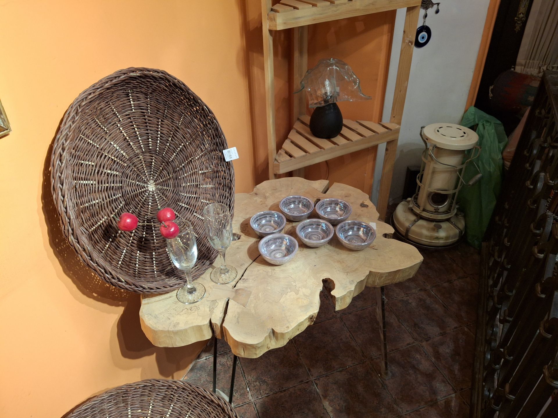 لوازم آنتیک در یک فروشگاه با دوربین گلکسی A35