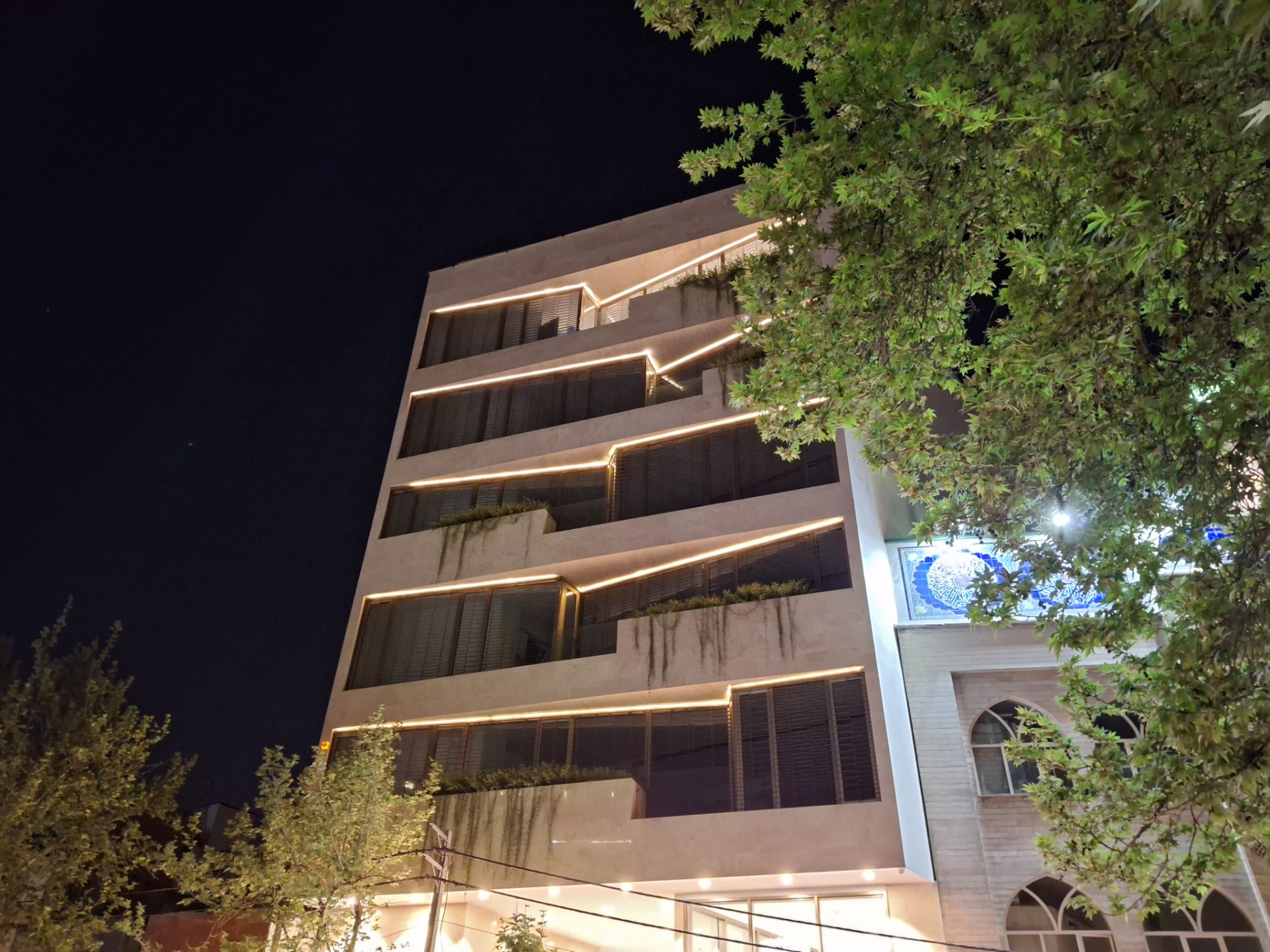 نمای یک ساختمان در شب با دوربین گلکسی A35