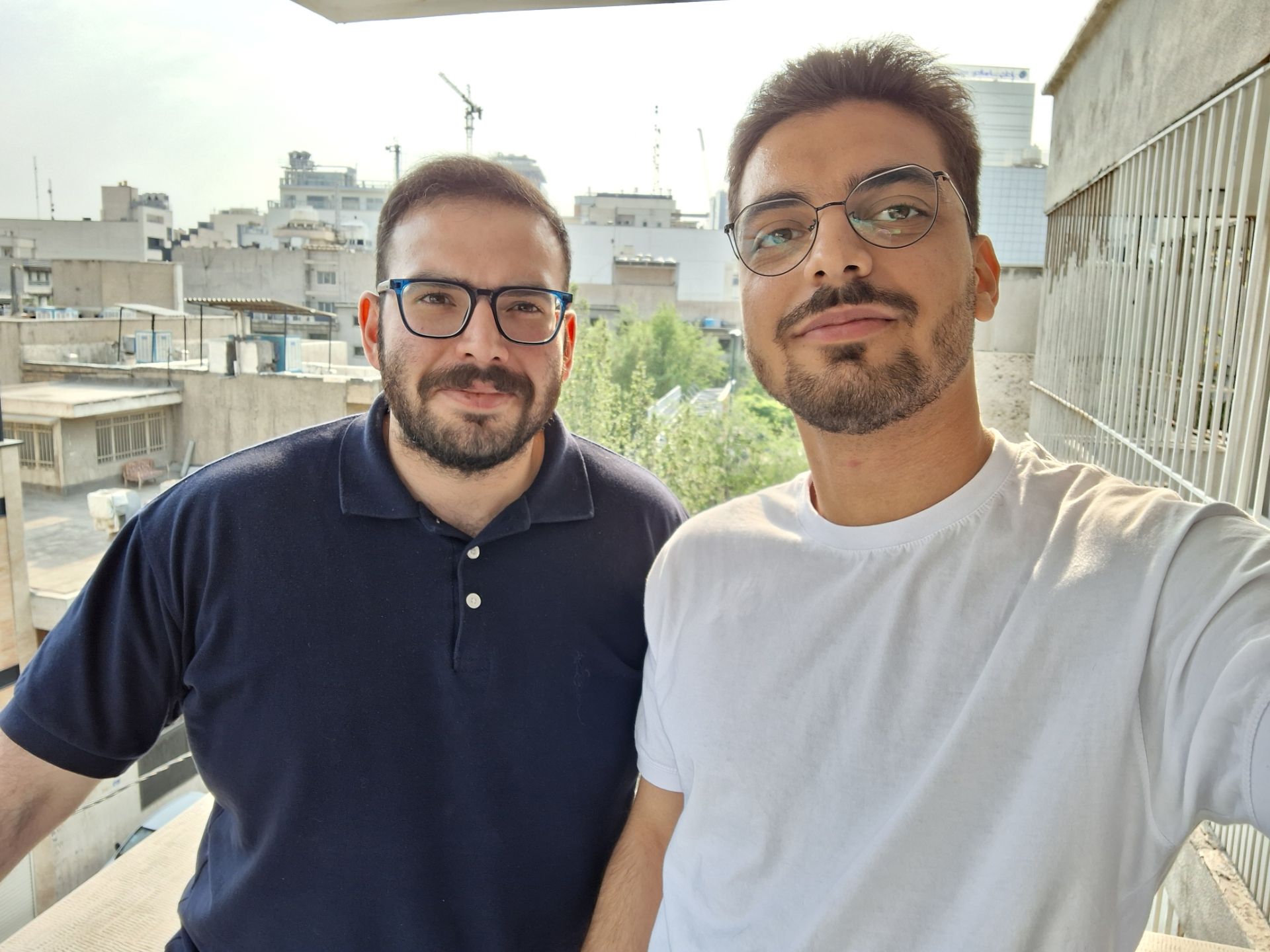 دو مرد جوان در حال عکاسی سلفی با گلکسی A35 