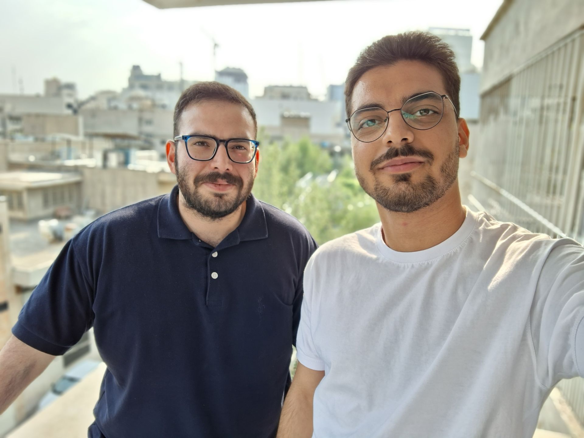 دو مرد جوان در حال عکاسی سلفی با گلکسی A35 