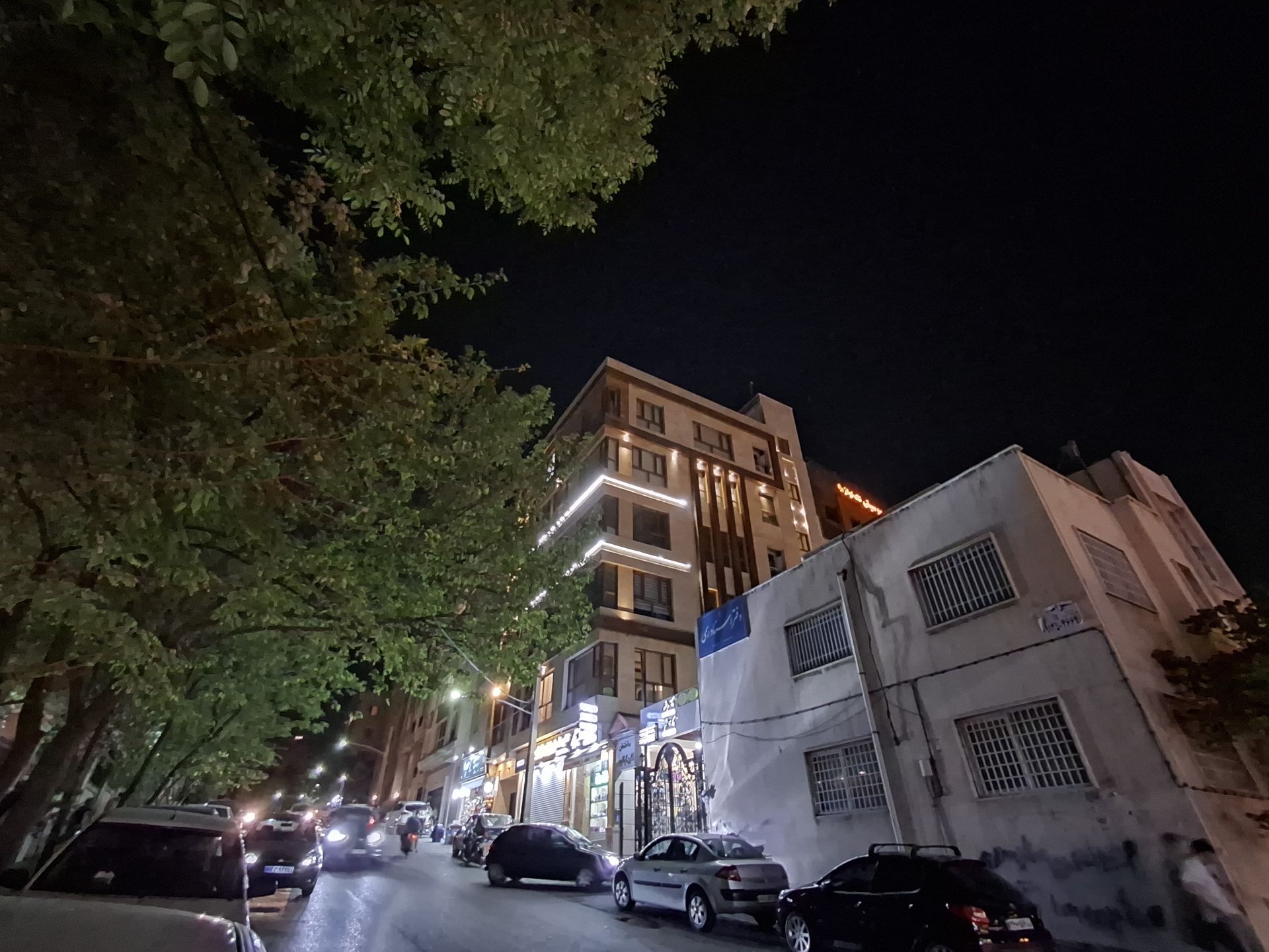 نمای یک ساختمان در شب با دوربین اولتراواید گلکسی A35