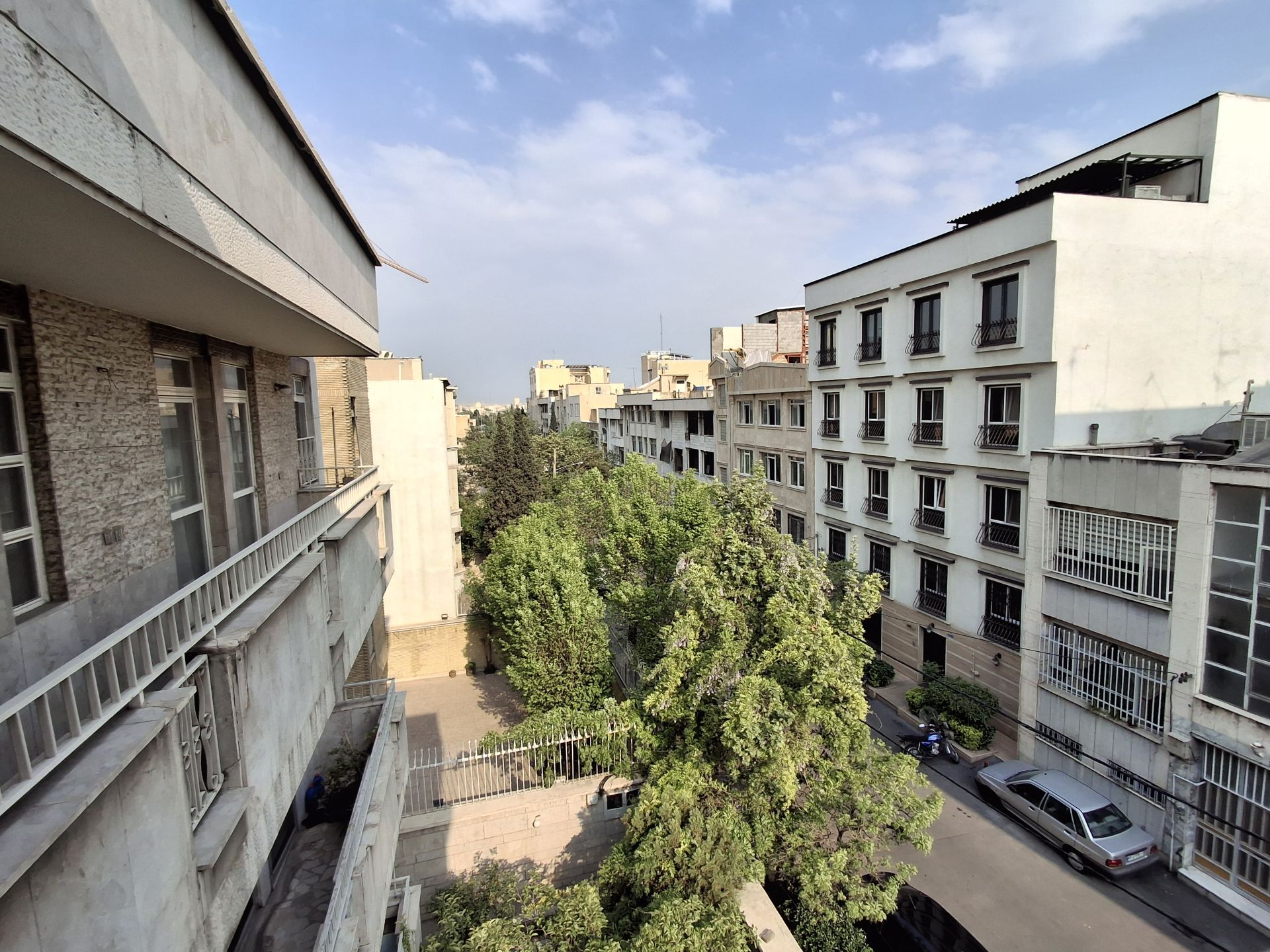 نمای یک خیابان و چند ساختمان در روز با دوربین اولتراواید گلکسی A35