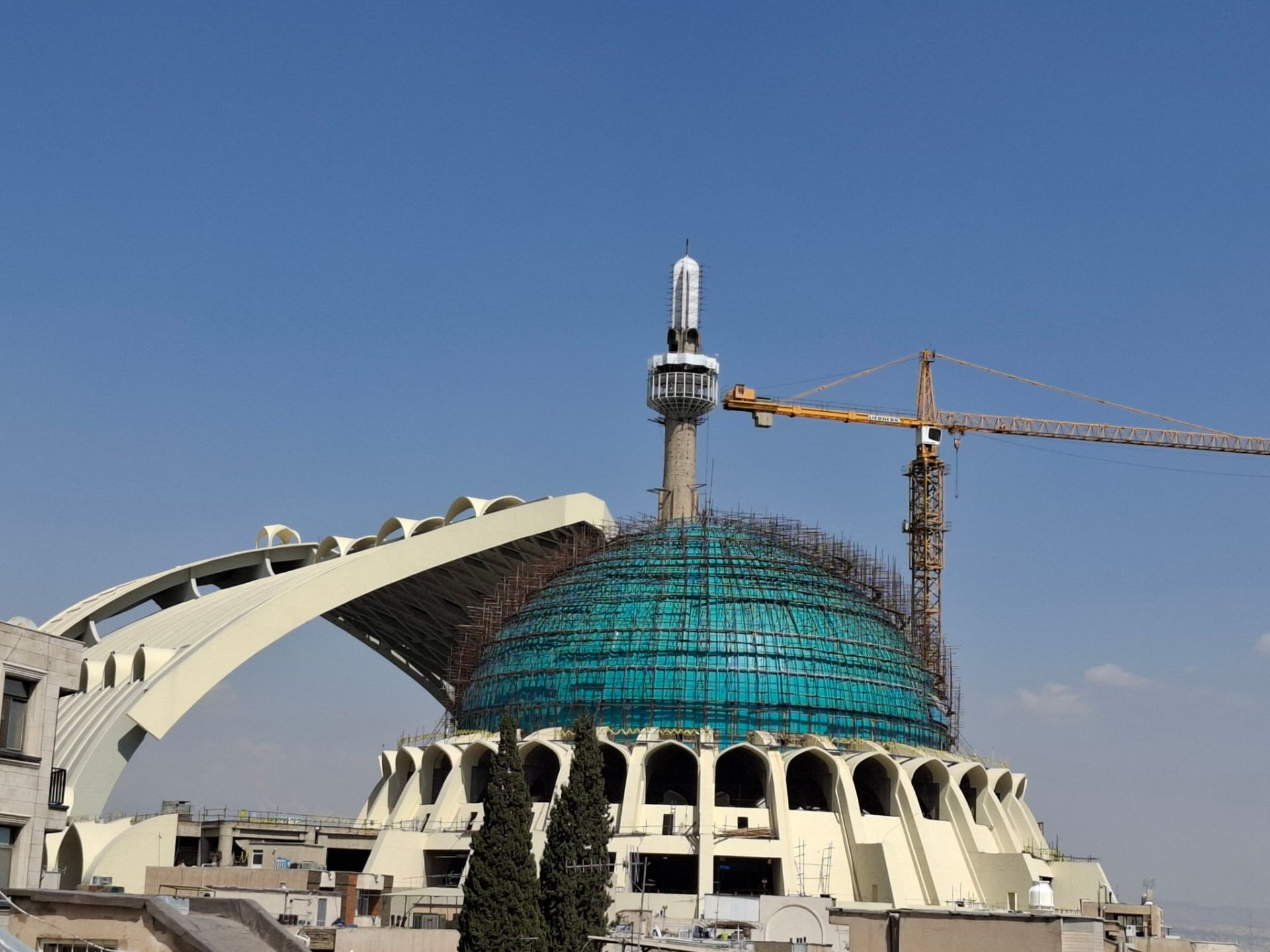 نمونه عکس گلکسی A55 آسمان آبی با ساختمان
