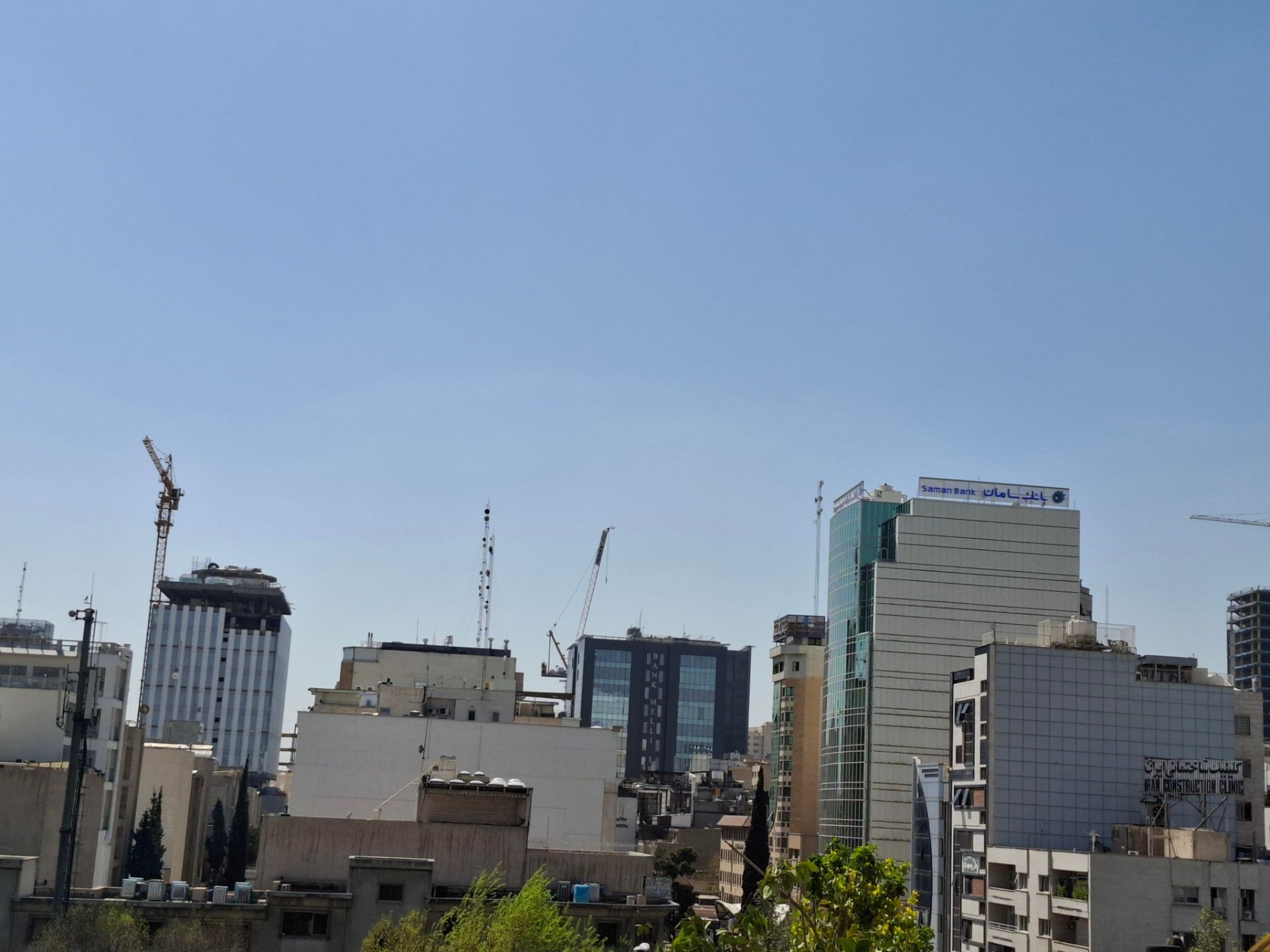 نمای چند ساختمان تهران و آسمان آبی در نمونه عکس گلکسی A55