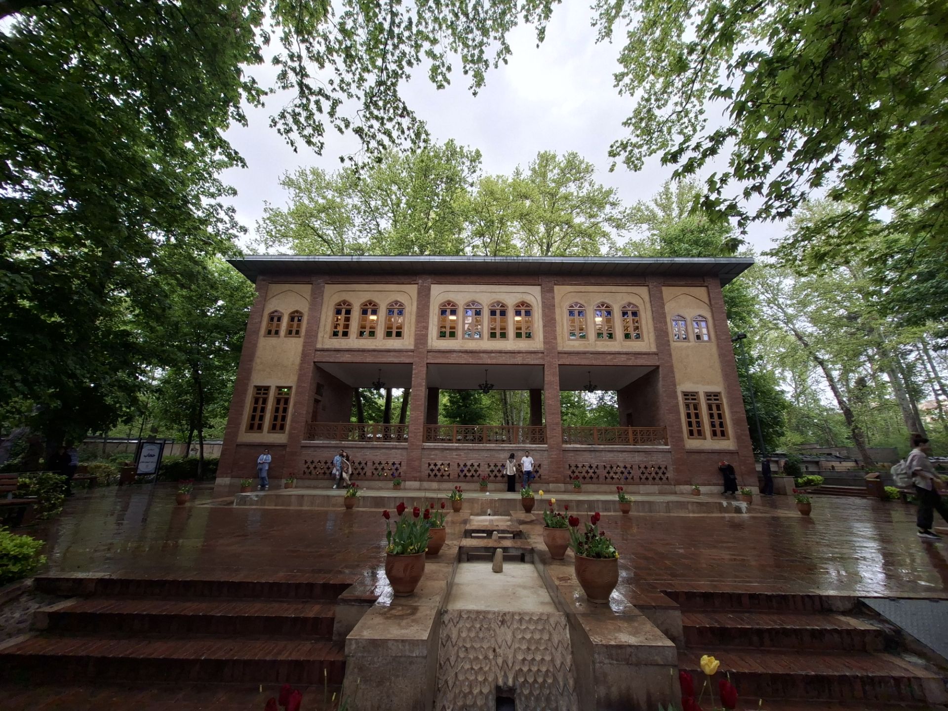 نمای فوق عریض یک ساختمان زیر بارش باران در پارک - دوربین اولتراواید گلکسی A56