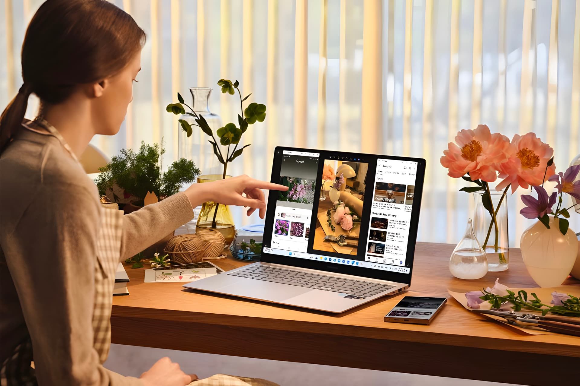 یک دختر در حال کار با گلکسی بوک ۴ اج سامسونگ