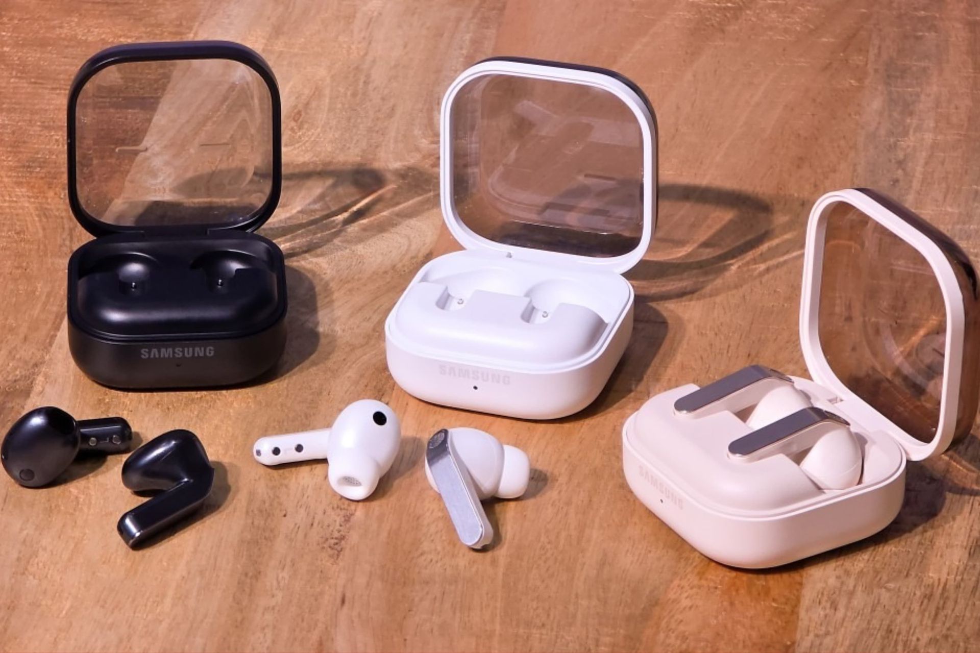 گلکسی بادز۴ و بادز۴ پرو کنار هم 