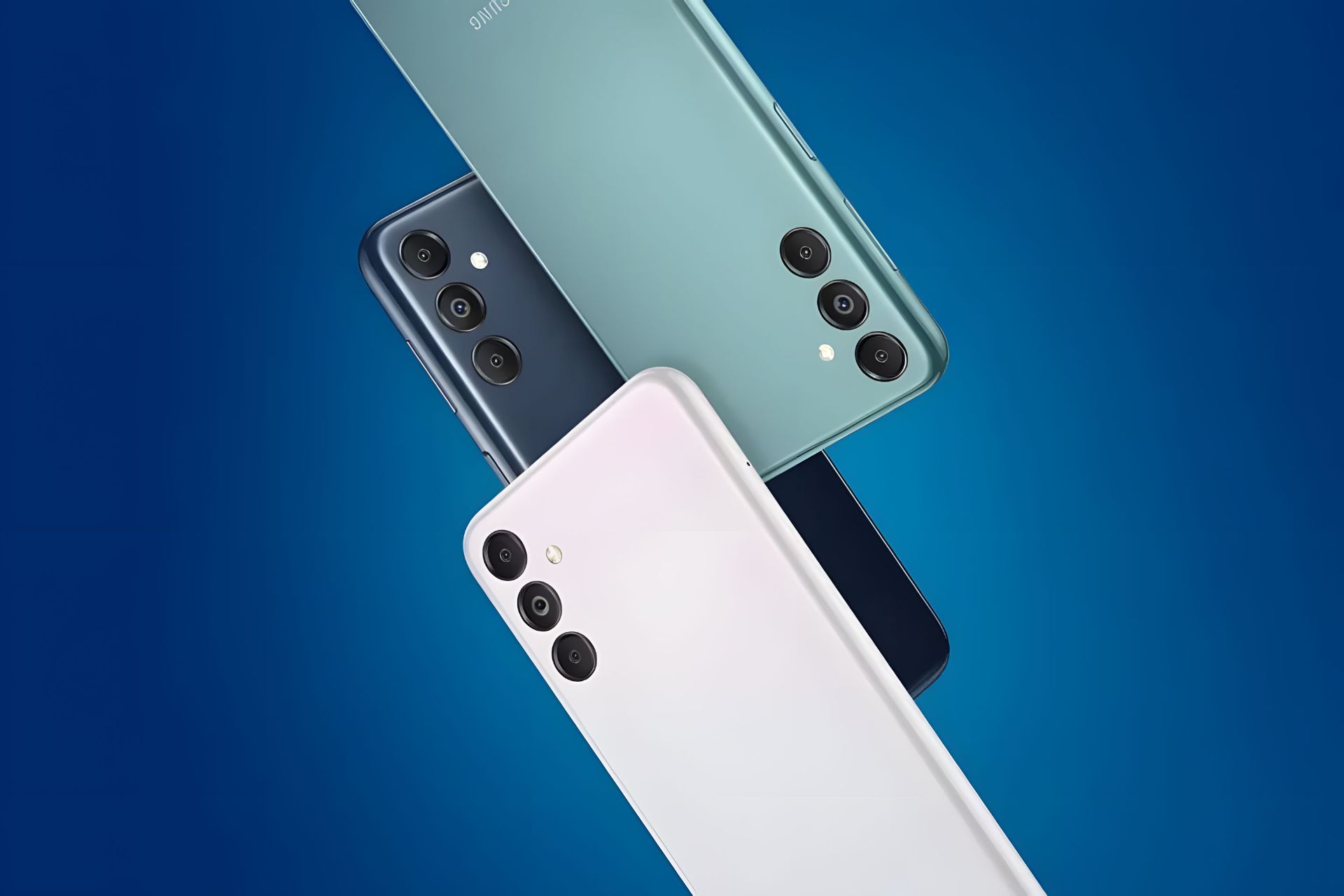 رندر رسمی گلکسی F15 در سه رنگ سفید، سبز و آبی پررنگ پس زمینه آبی