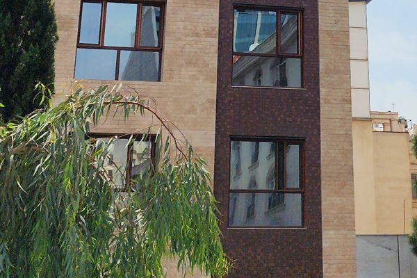 نمای نزدیک از ساختمان در روز آفتابی