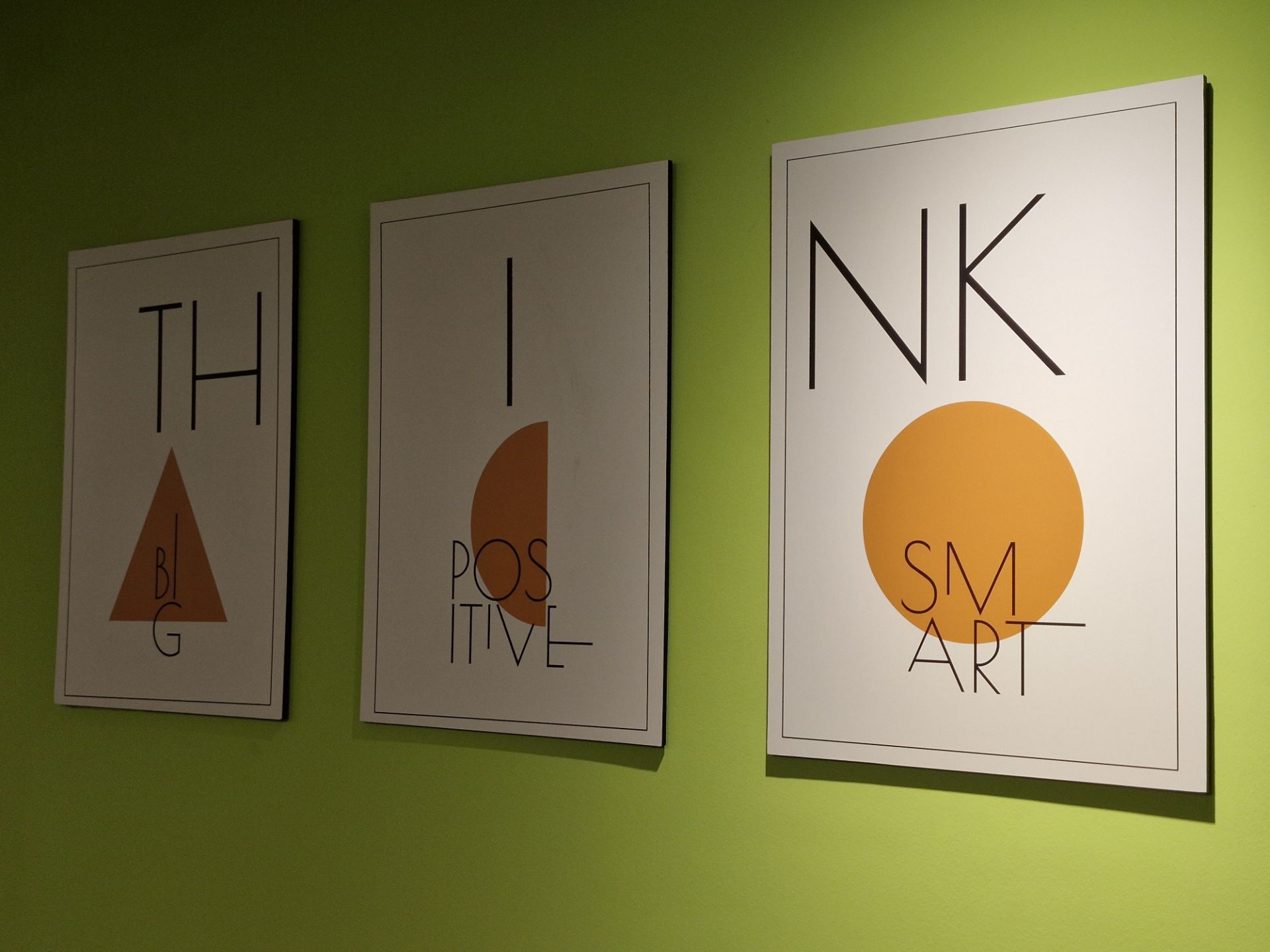 عکس تابلوهای دفتر زومیت با S23 FE در نور کم