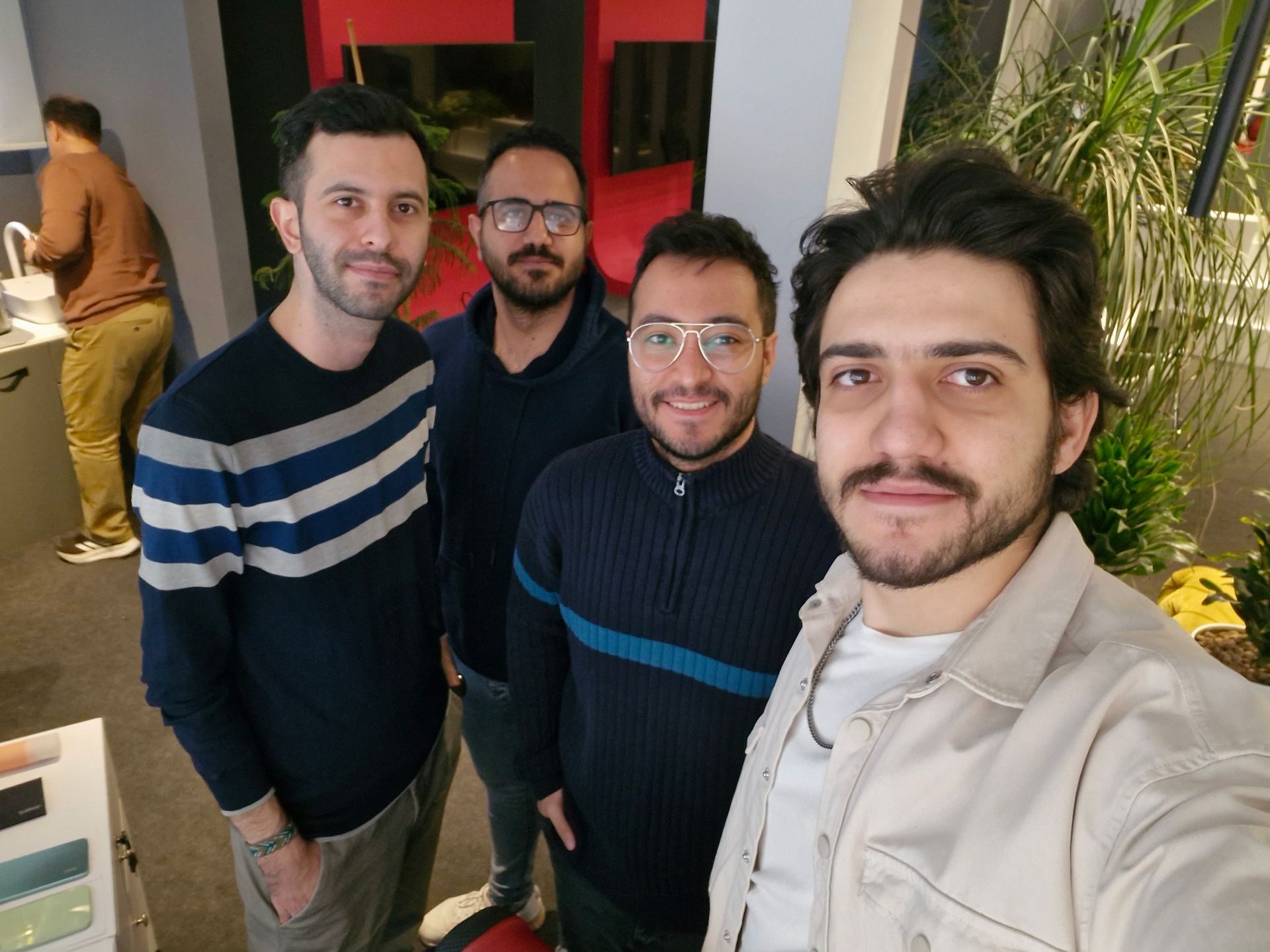 چهار نفر در حال سلفی گرفتن