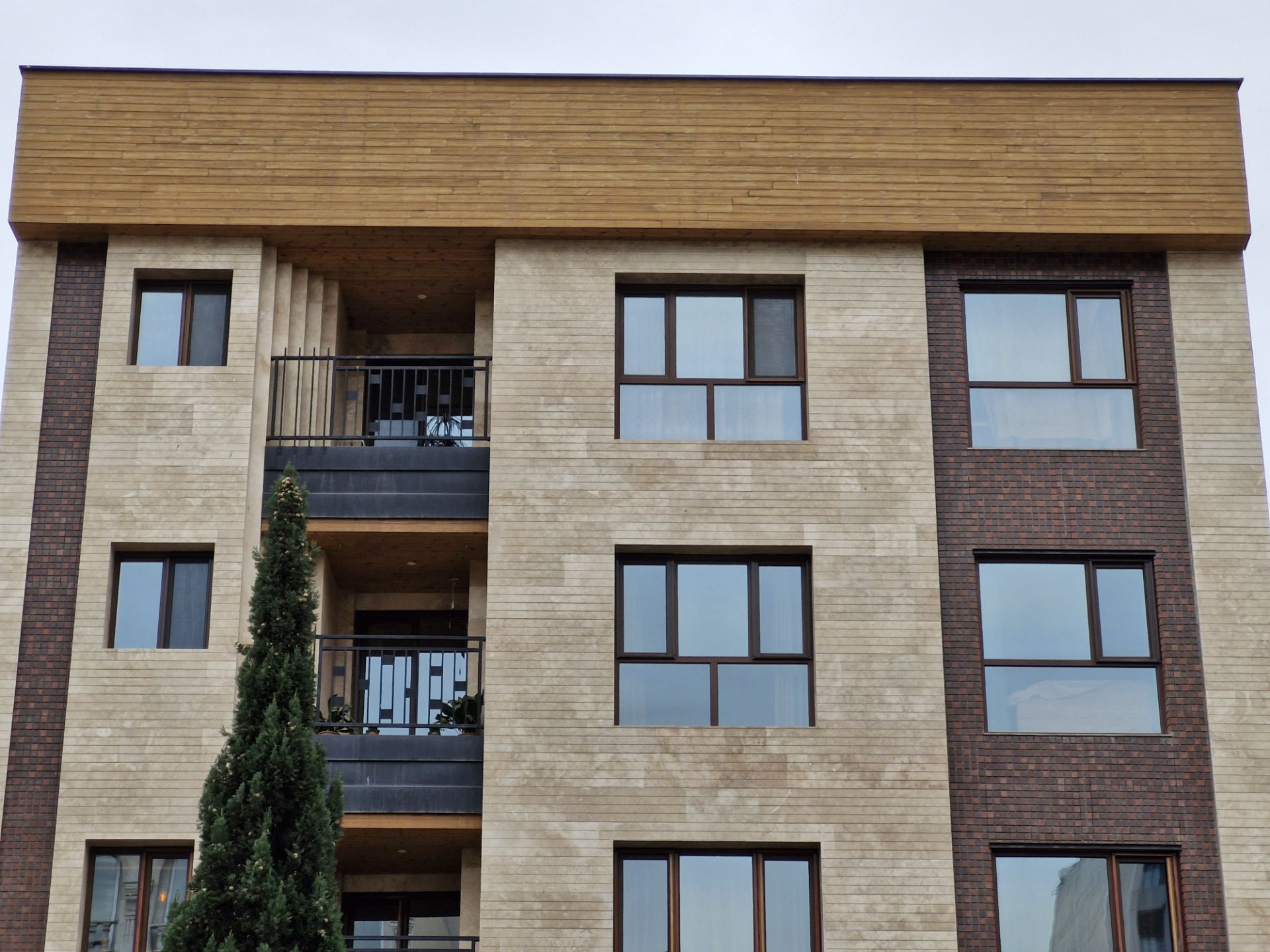 ساختمان کرمی با تاج چوبی