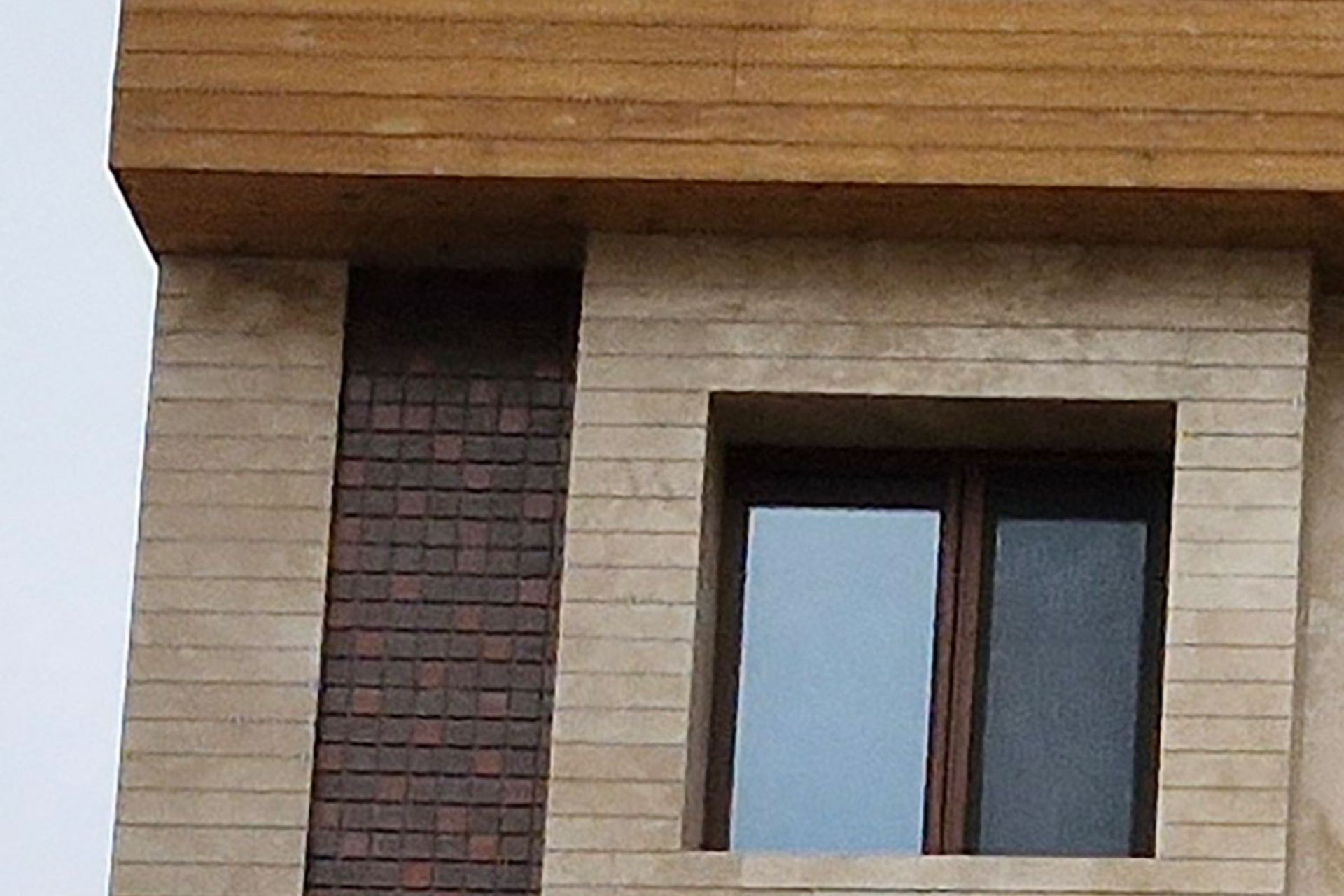 بخشی از پنجره و تاج ساختمان کرمی