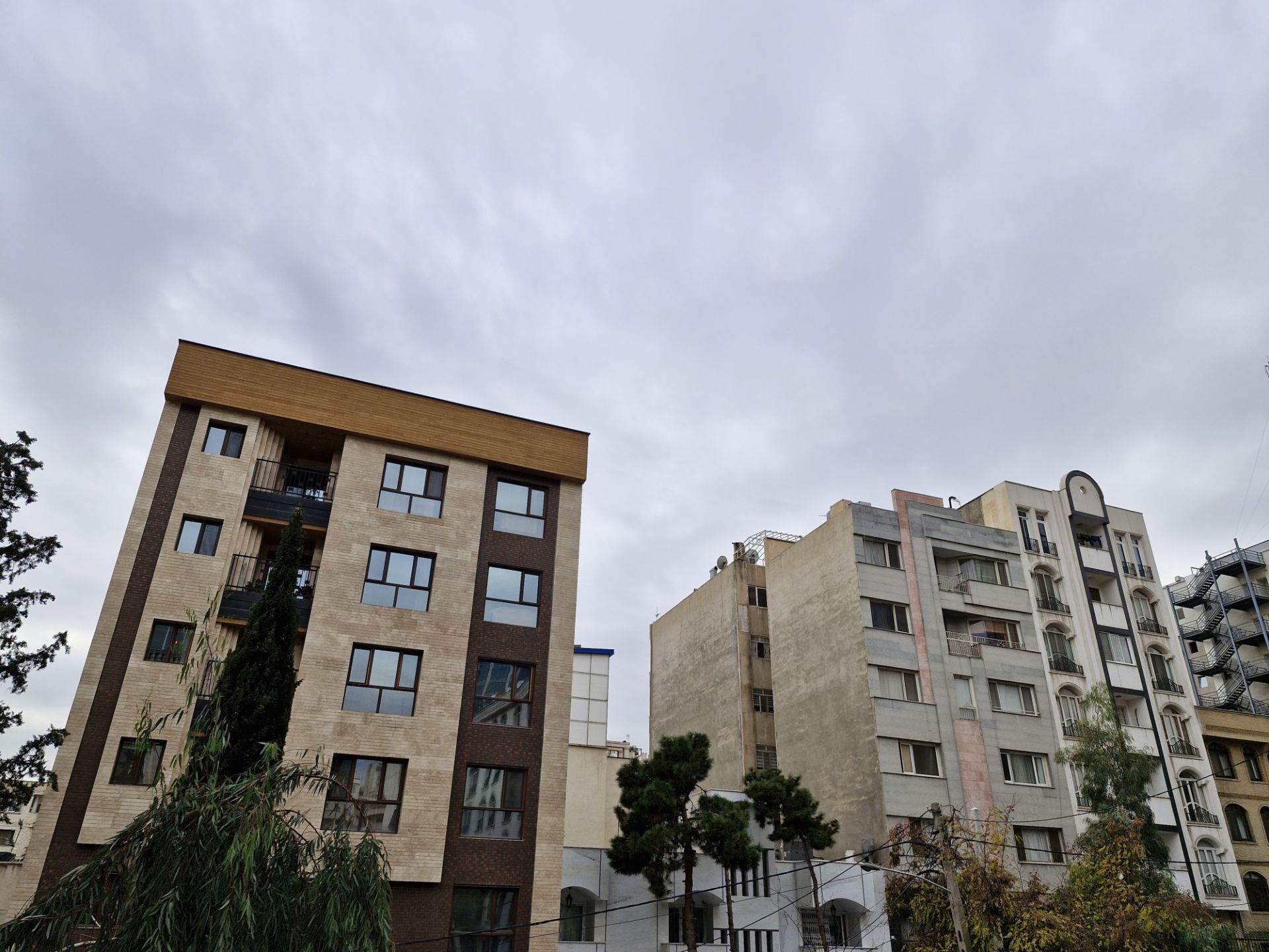 ساختمان ها در روز ابری 