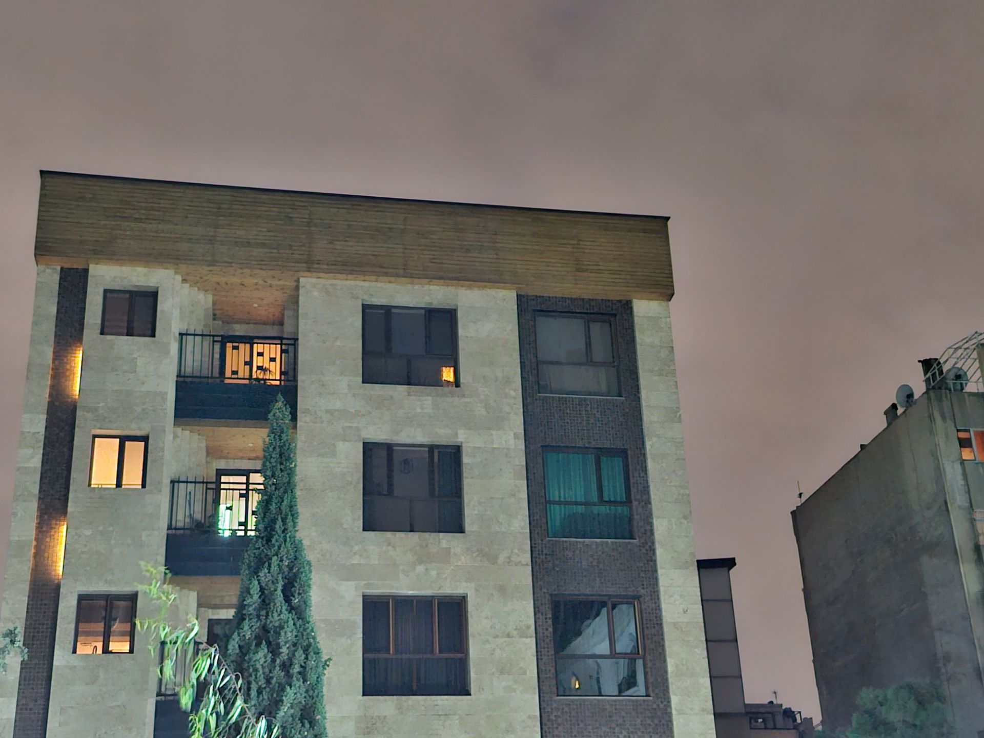 بخشی از ساختمان چهارطبقه در شب