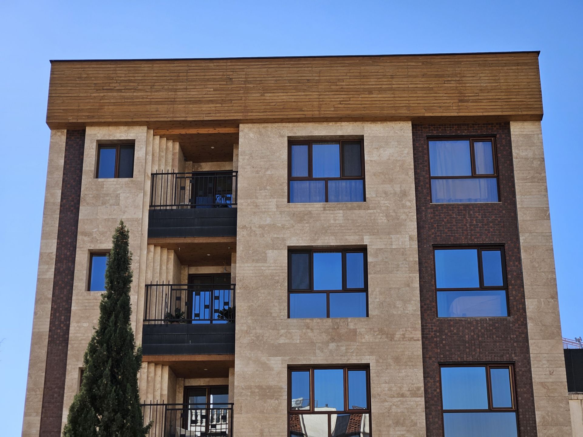 نمای زوم به روی ساختمان با رنگ کرمی و قهوه‌ای