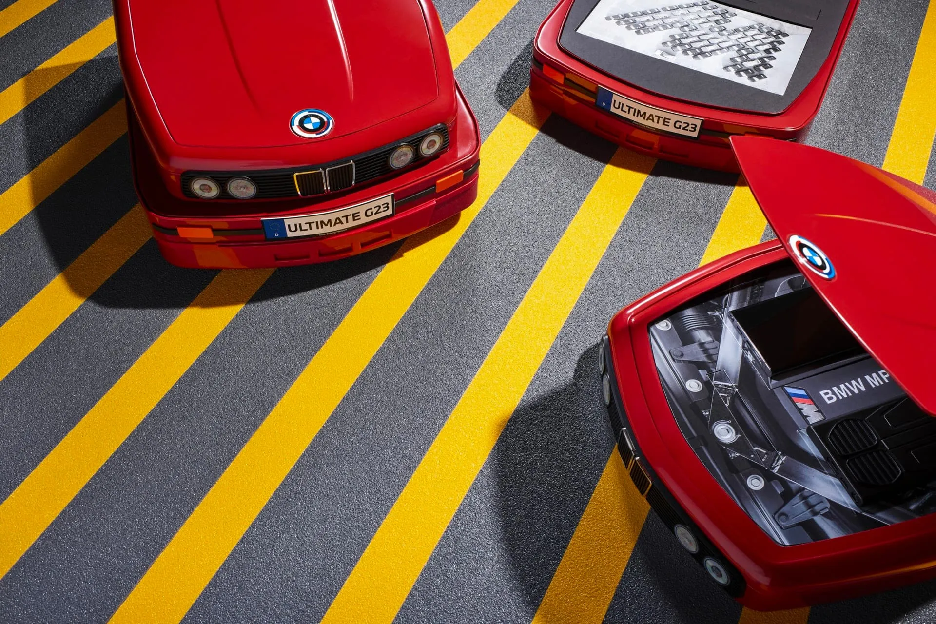 جعبه قرمز مدل بی ام و گلکسی S23 اولترا با طراحی خودرو BMW