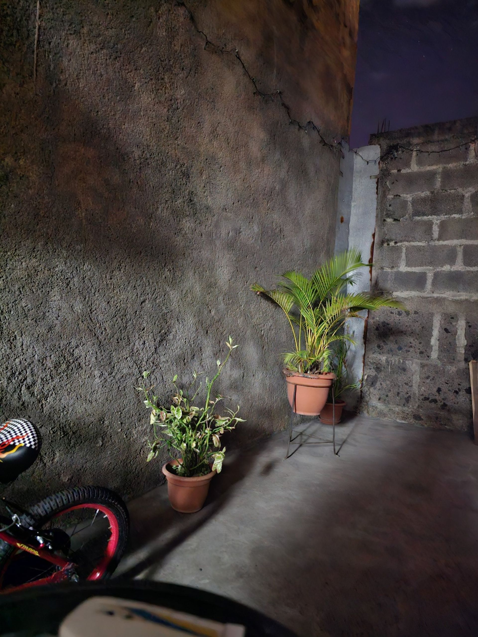 نمونه عکس ثبت‌شده با دوربین ۲۰۰ مگاپیکسلی گلکسی اس ۲۳ اولترا در نور کم (فعال‌بودن حالت Night Mode)