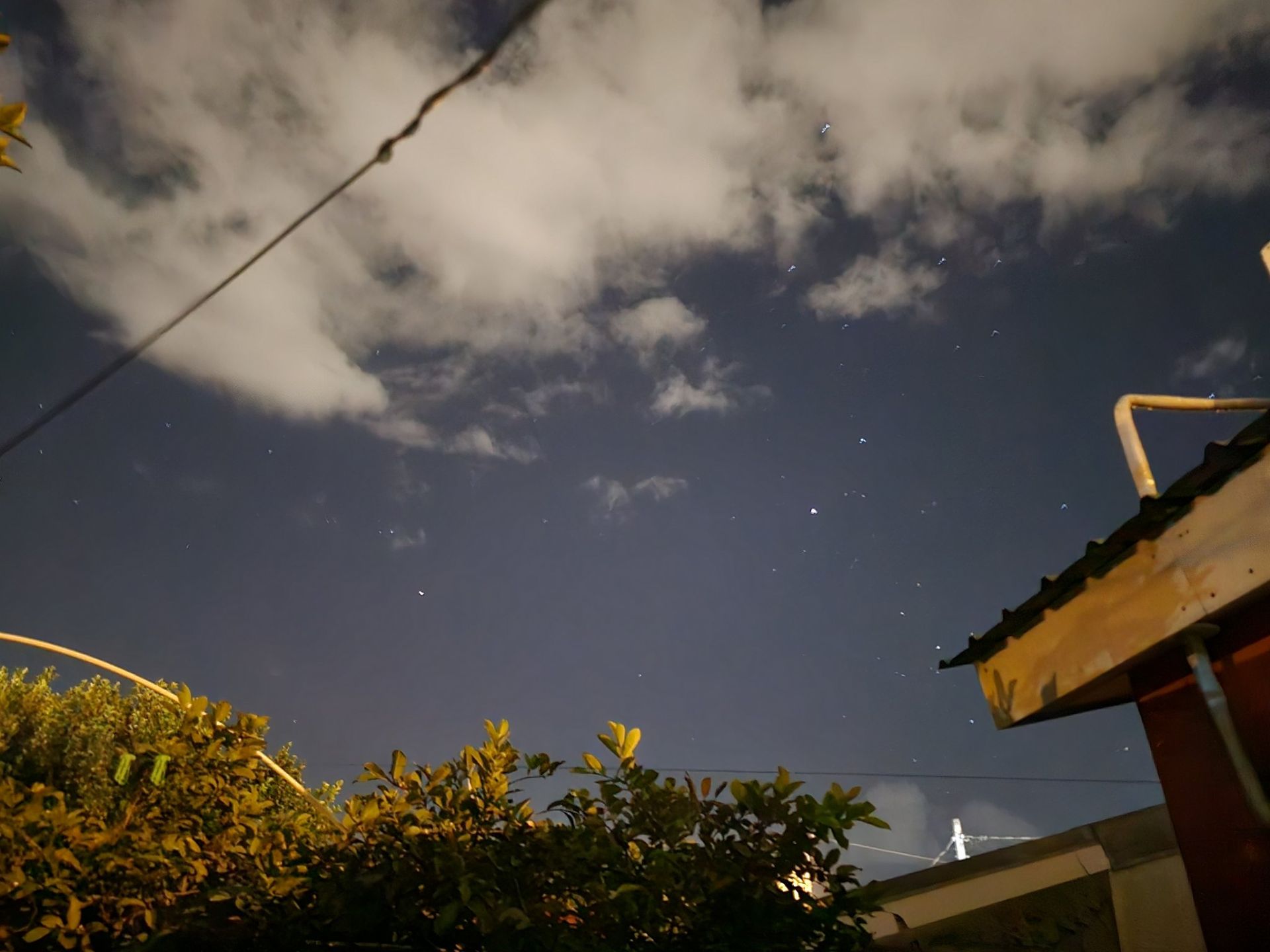 نمونه عکس ثبت‌شده با دوربین ۲۰۰ مگاپیکسلی گلکسی اس ۲۳ اولترا در نور کم (فعال‌بودن حالت Night Mode)