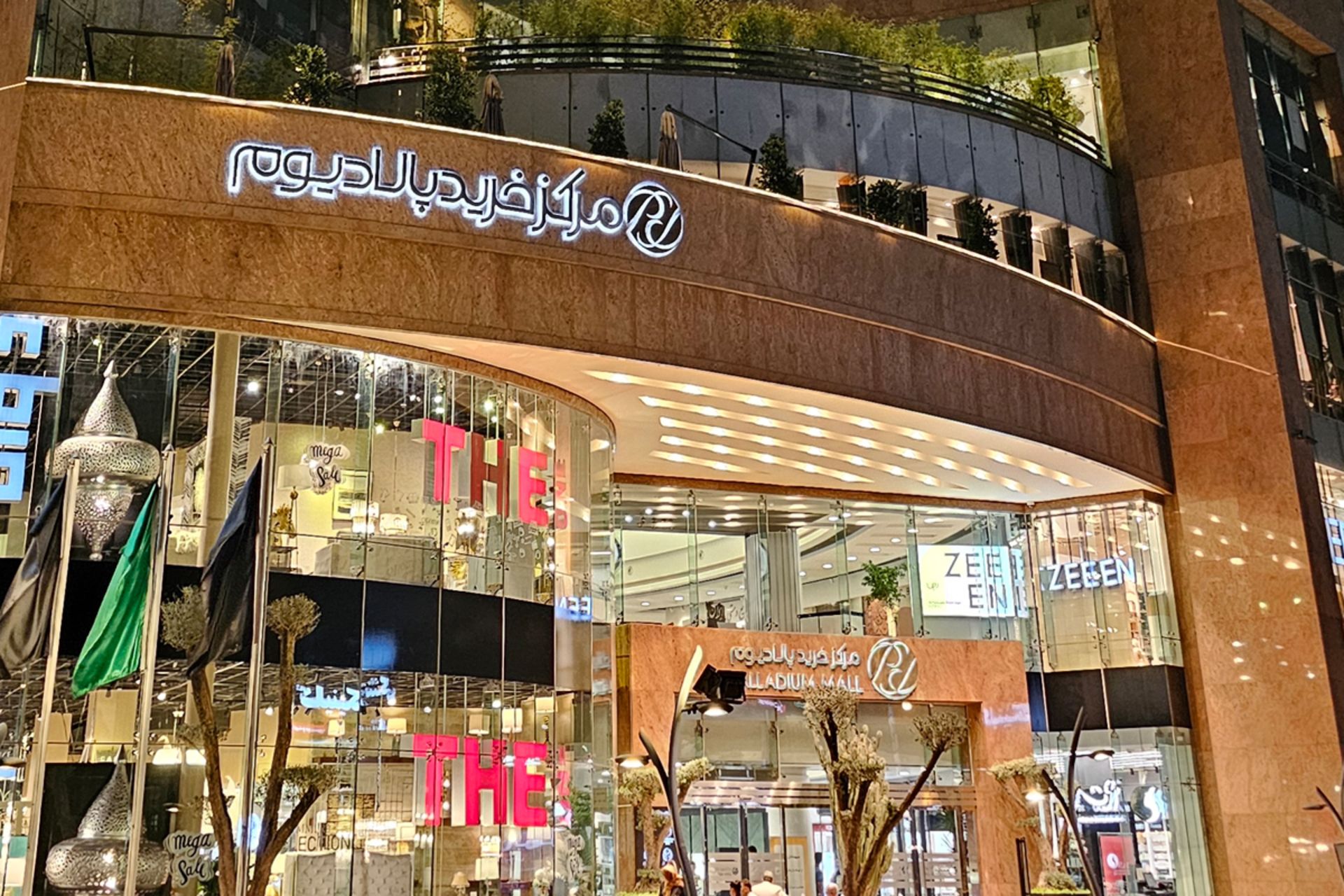 نمای بیرونی مجتمع اوپال در شب