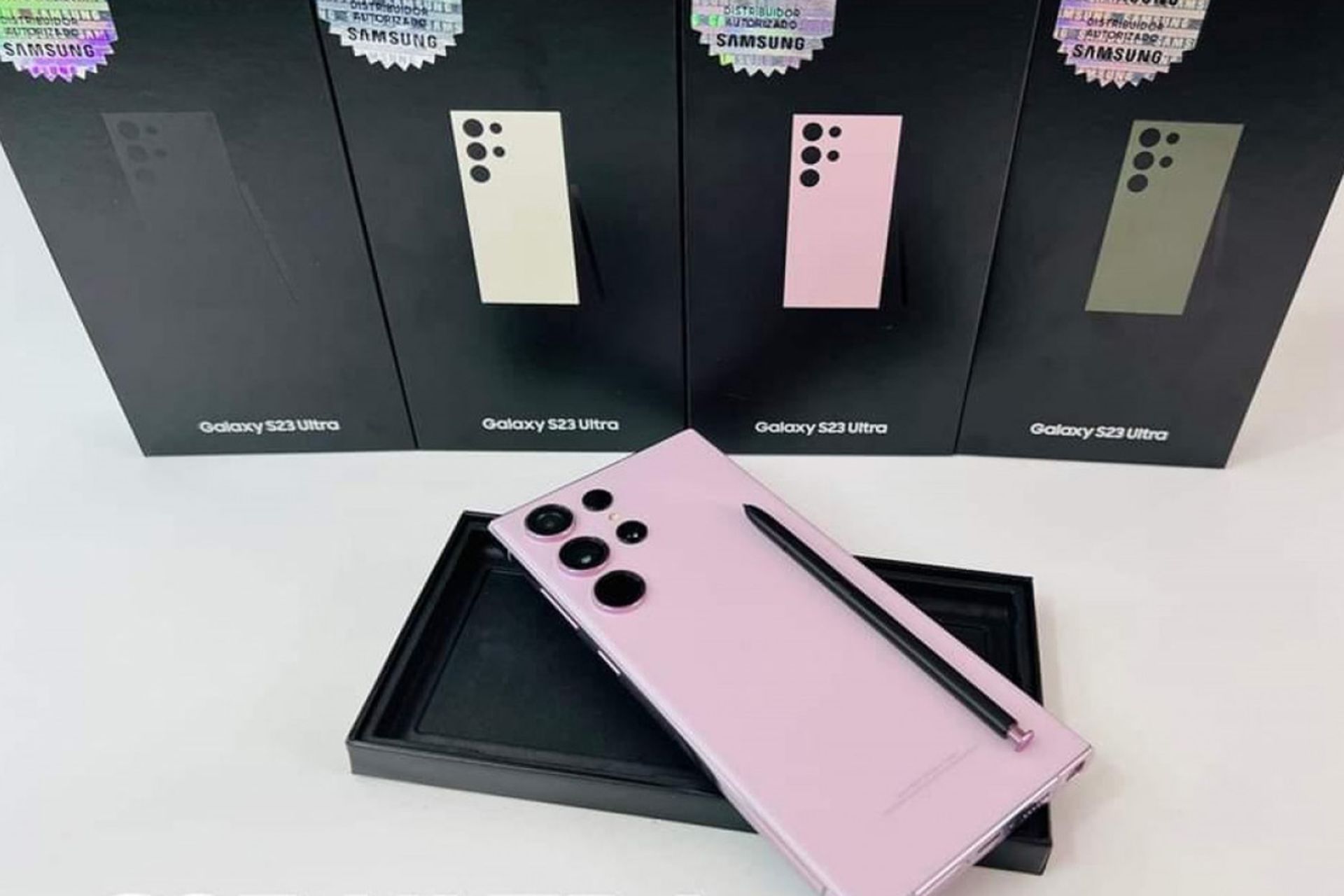 گلکسی اس ۲۳ اولترا  صورتی پیش‌از رونمایی خارج از جعبه در فروشگاه خرده فروشی