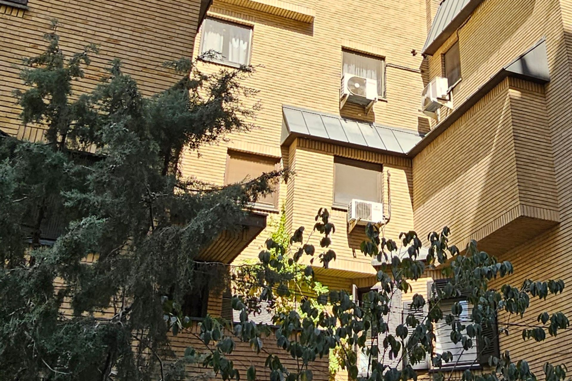 نمای نزدیک از یک ساختمان در روز آفتابی