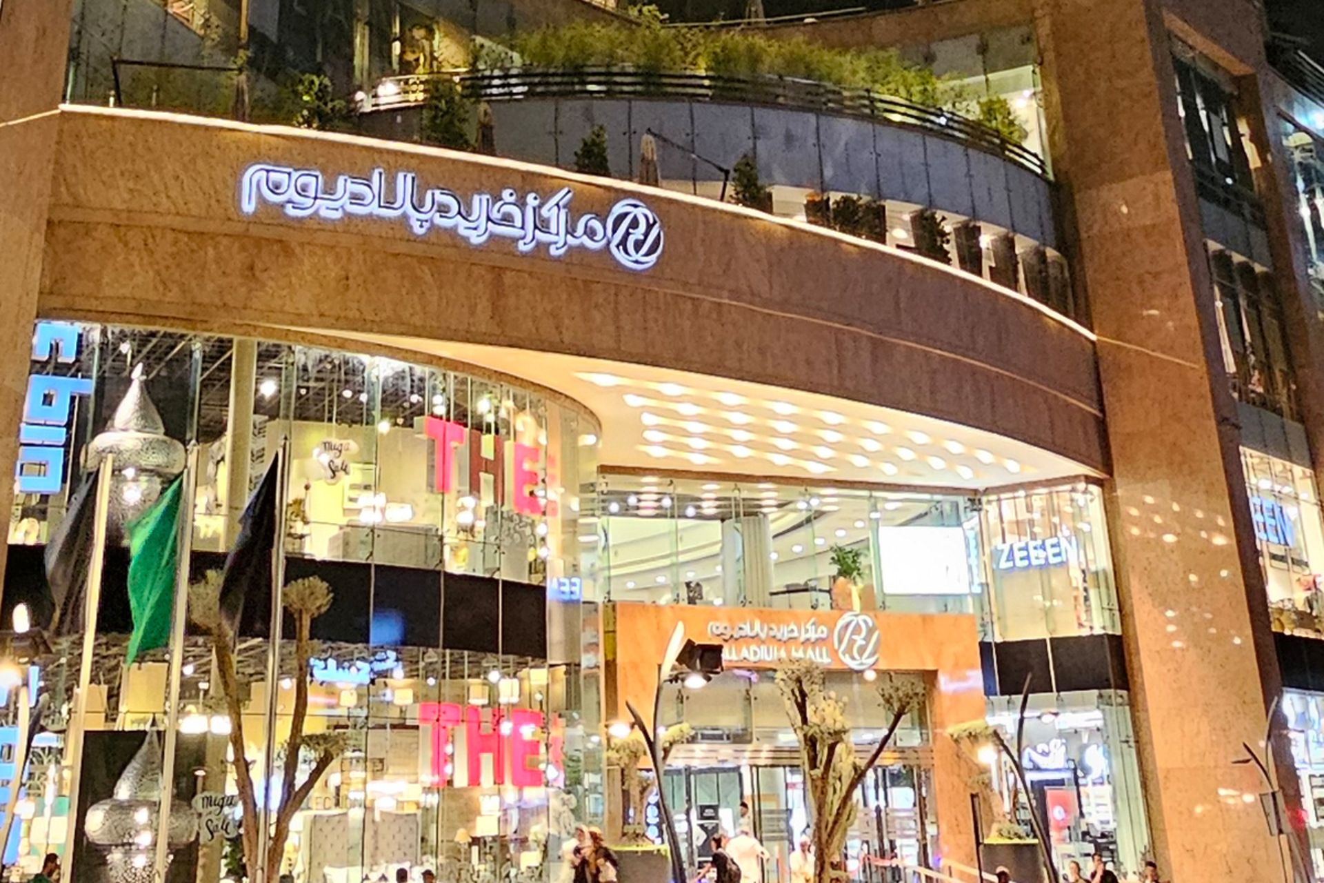 نمای بیرونی ساختمان اوپال در شب
