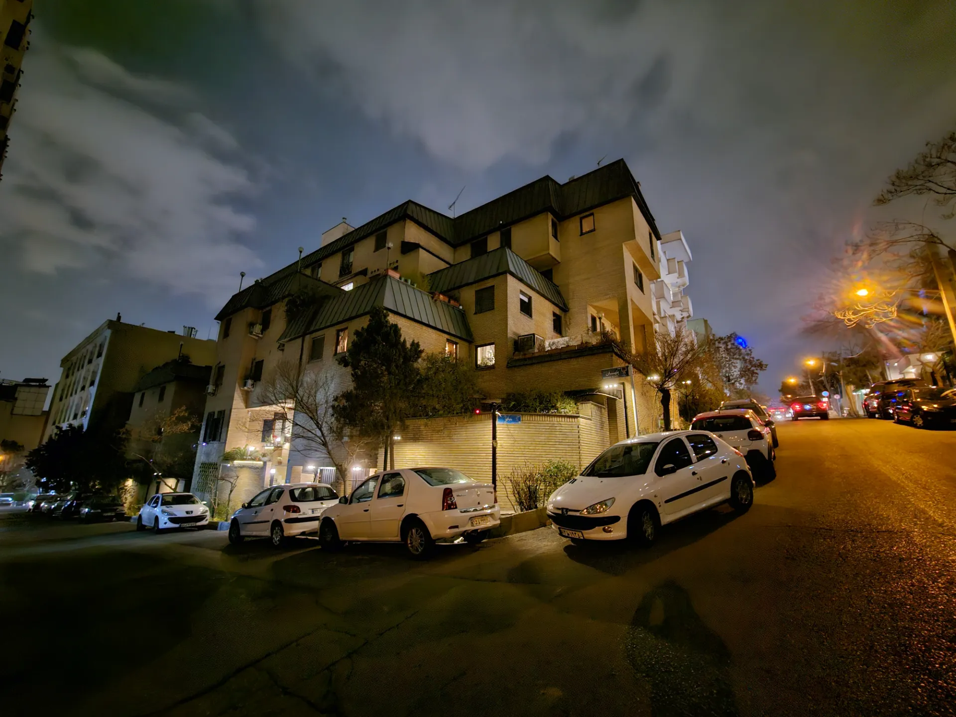 نمونه عکس ثبت شده با دوربین اولتراواید گلکسی S23 پلاس در محیط کم نور بیرونی از چند ساختمان و آسمان تاریک