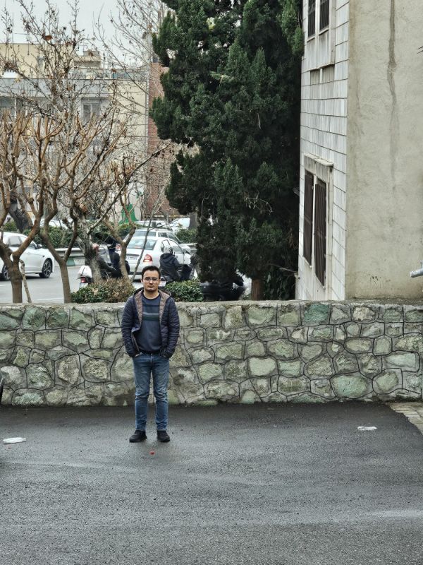 شخصی کنار یک دیوار سنگی در جردن تهران