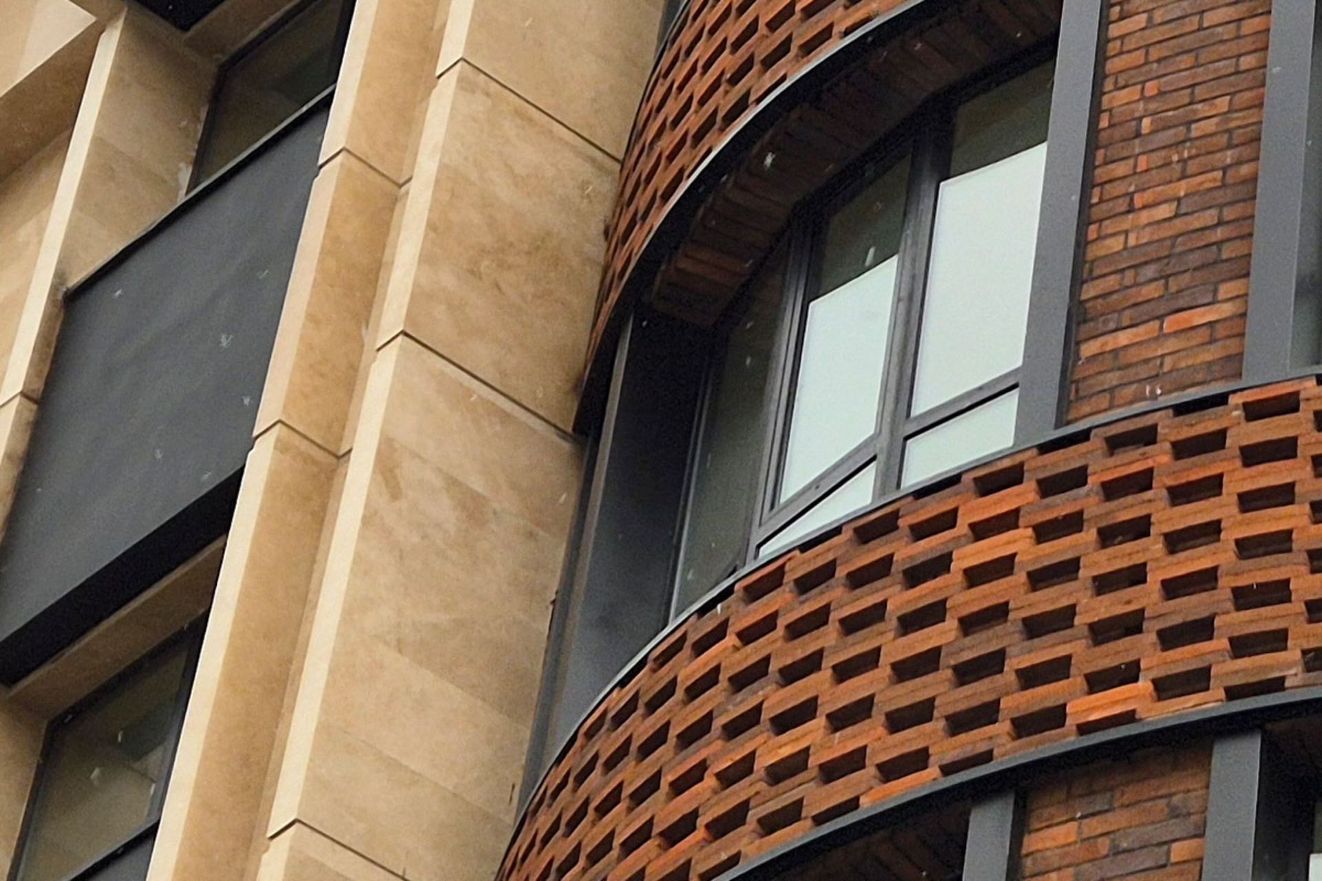 نمایی از آجر و پنجره