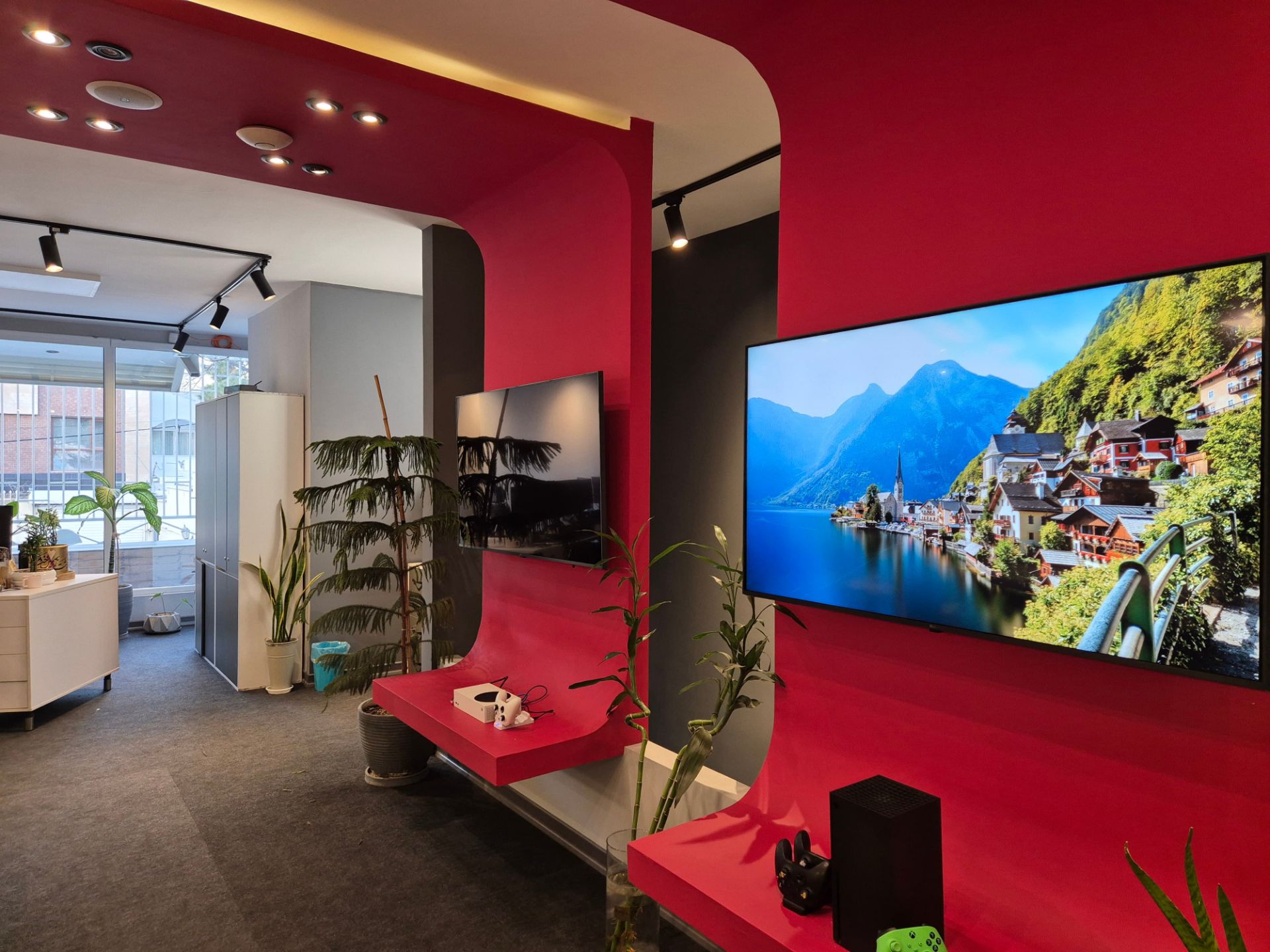 دیوار قرمز با تلویزیون نمونه عکس گلکسی S24 سامسونگ
