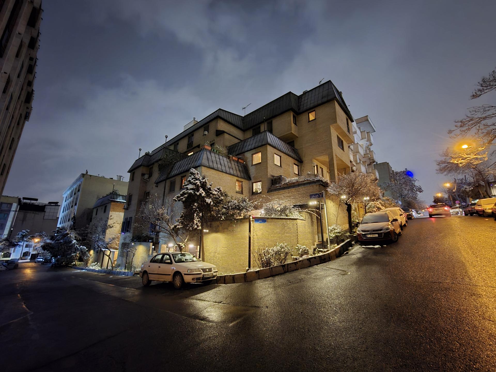 نمایی از خانه ویلایی در تاریکی شب