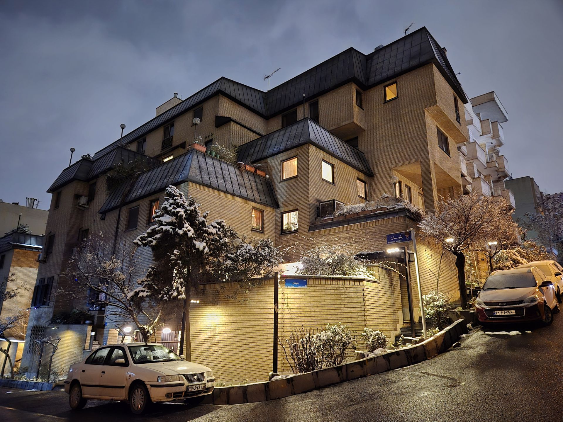 خانه ویلایی در شب