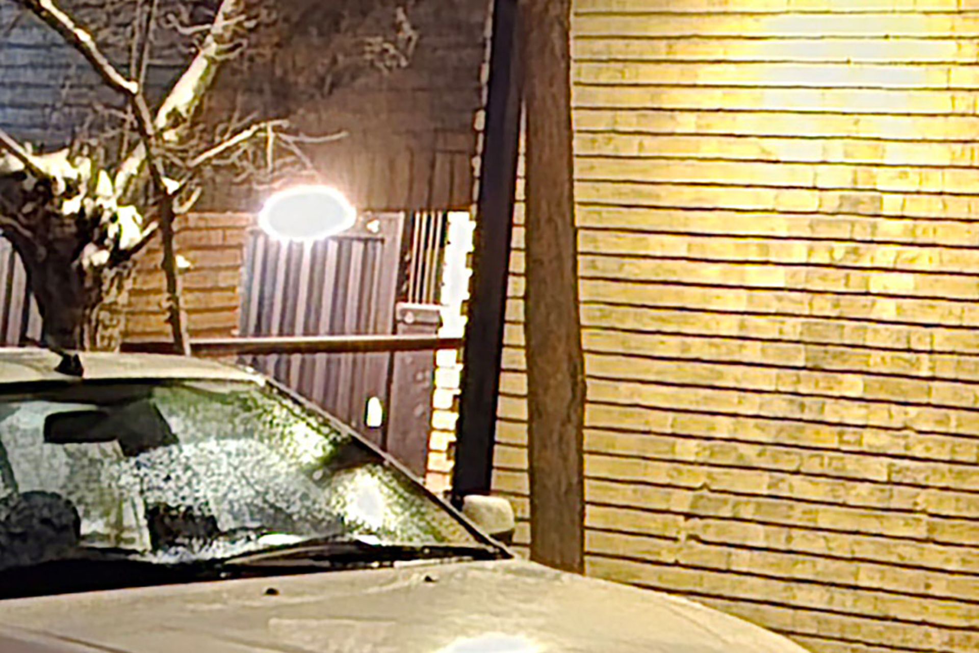 دیوار آجری زیر نور