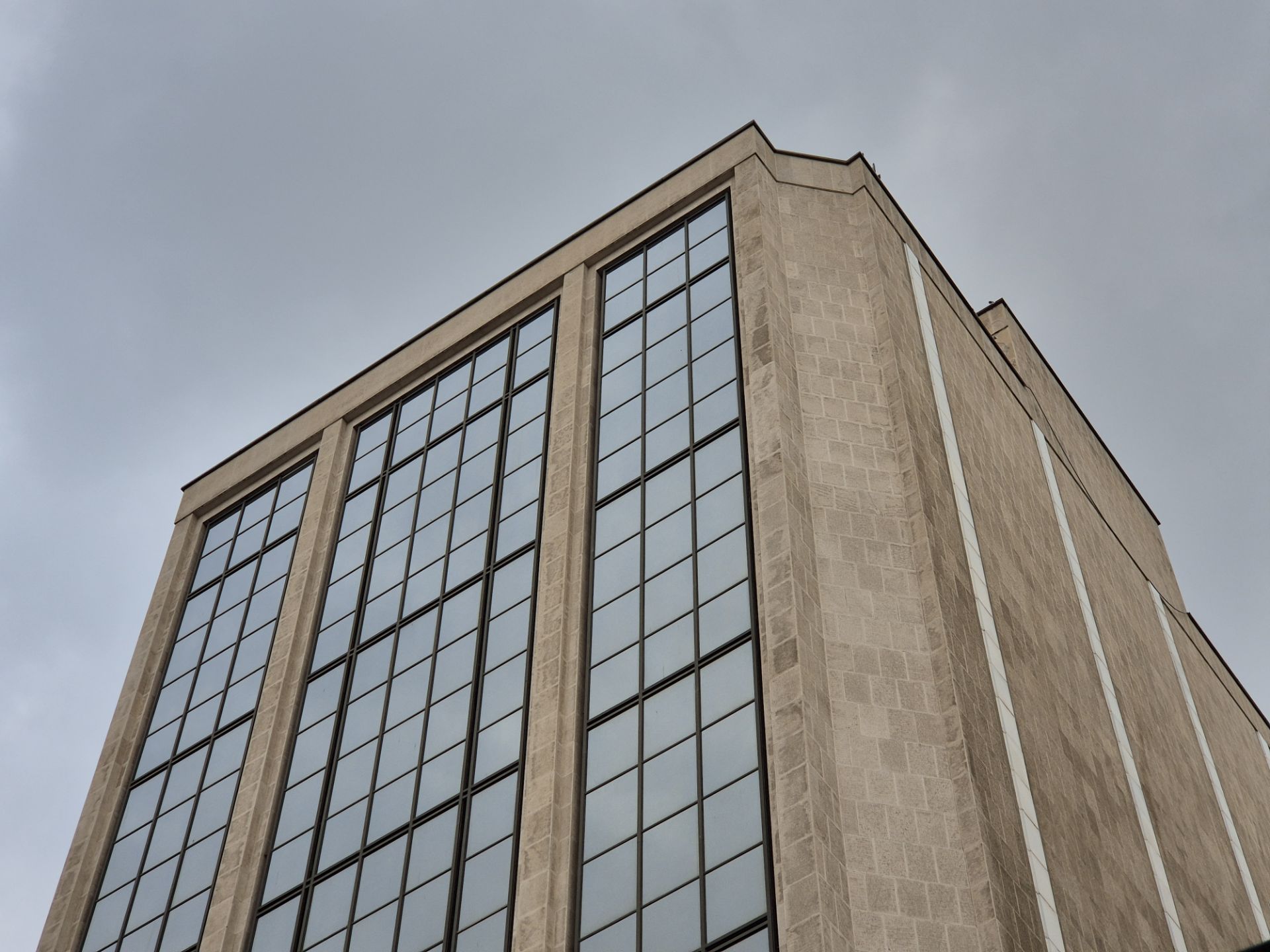 نمونه عکس گرفته شده با دوربین گلکسی S24 پلاس تصویر یک ساختمان با نمای شیشه و بتنی