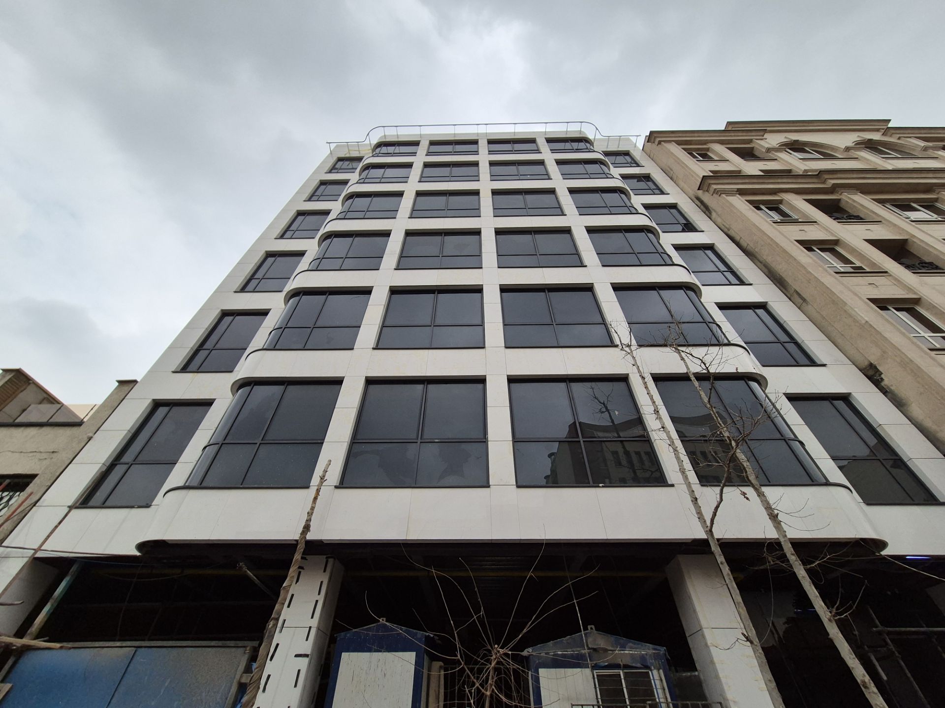 نمونه عکس گرفته شده با دوربین گلکسی S24 پلاس نمای یک ساختمان در محیط روشن
